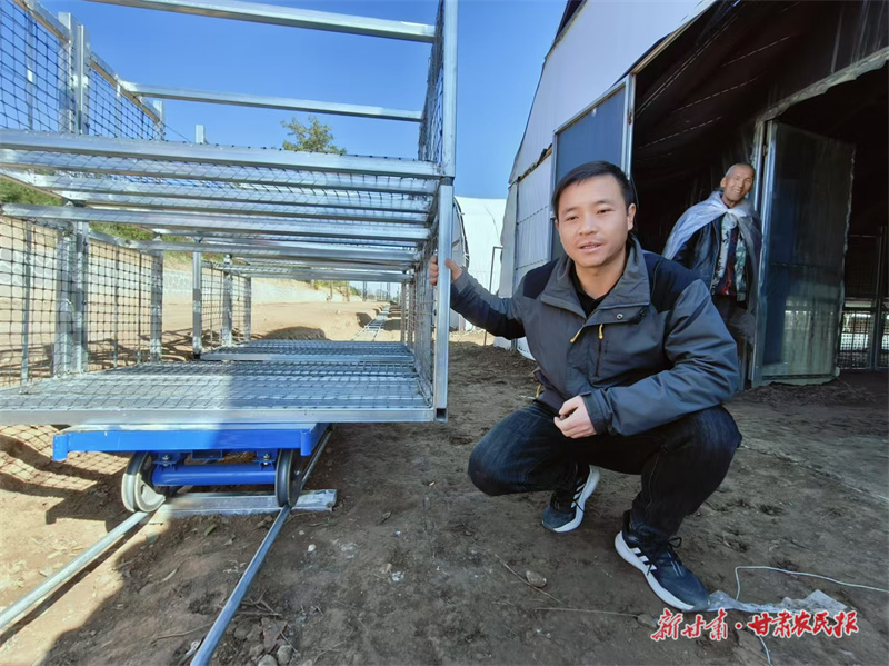 图为杨立刚介绍小火车 宋睿摄
