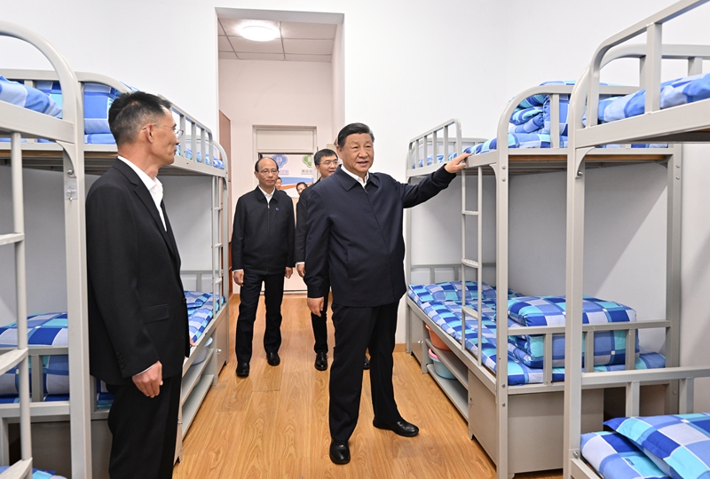 2024年6月18日下午，习近平总书记在青海果洛西宁民族中学宿舍楼察看学生住宿条件。