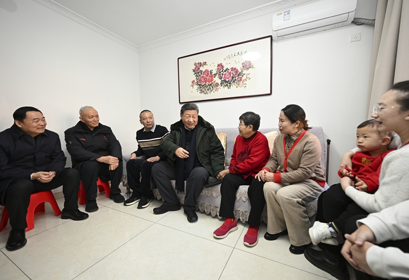 2025年1月23日上午，习近平总书记在辽宁沈阳大东区长安街道长安小区考察时，走进居民郎素兰家中看望。