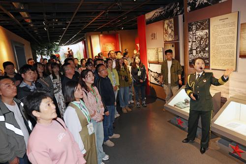 游客在宕昌县哈达铺红军长征纪念馆参观 田蹊