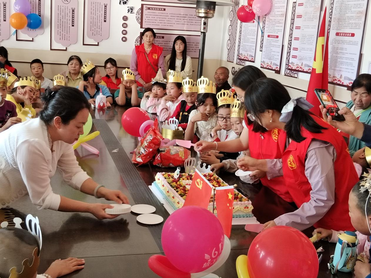 灵台“溪河爱心妈妈” 为留守、困境儿童过生日