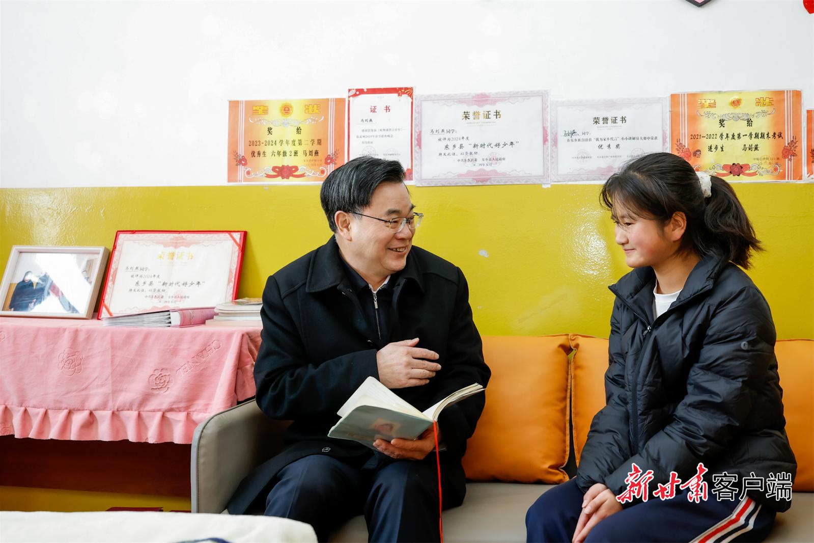 胡昌升在东乡县看望结对帮扶的孤儿和孤寡老人