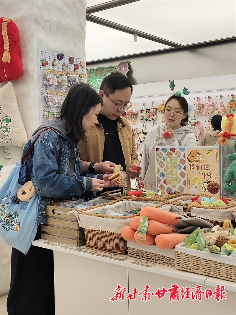 Yes(一版)“旅游搭子”撬动文旅新消费(44668719)-20251104075535_副本