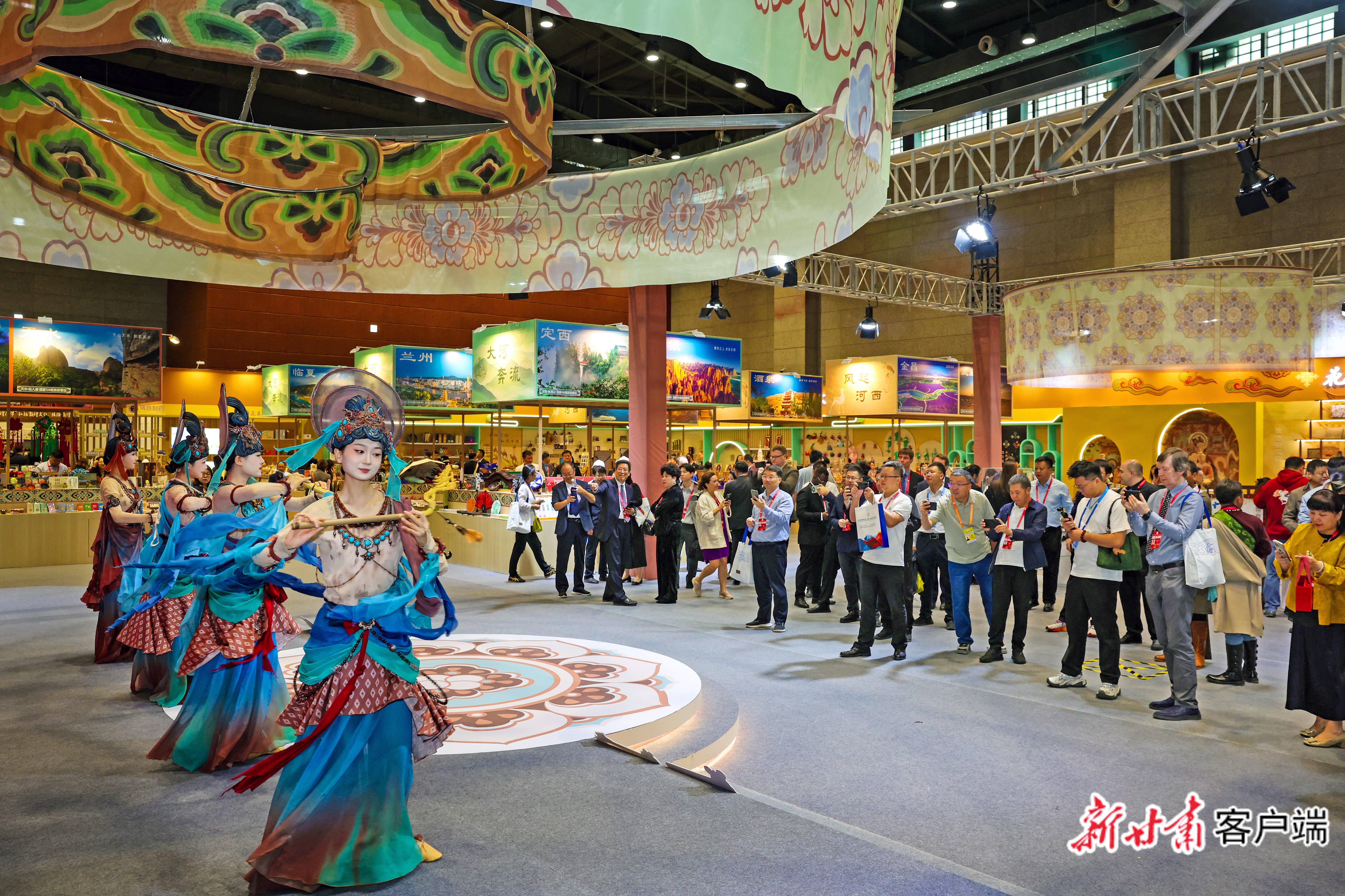 第八届敦煌文博会非遗文创精品展:指尖匠心(43882958)-20250923073348