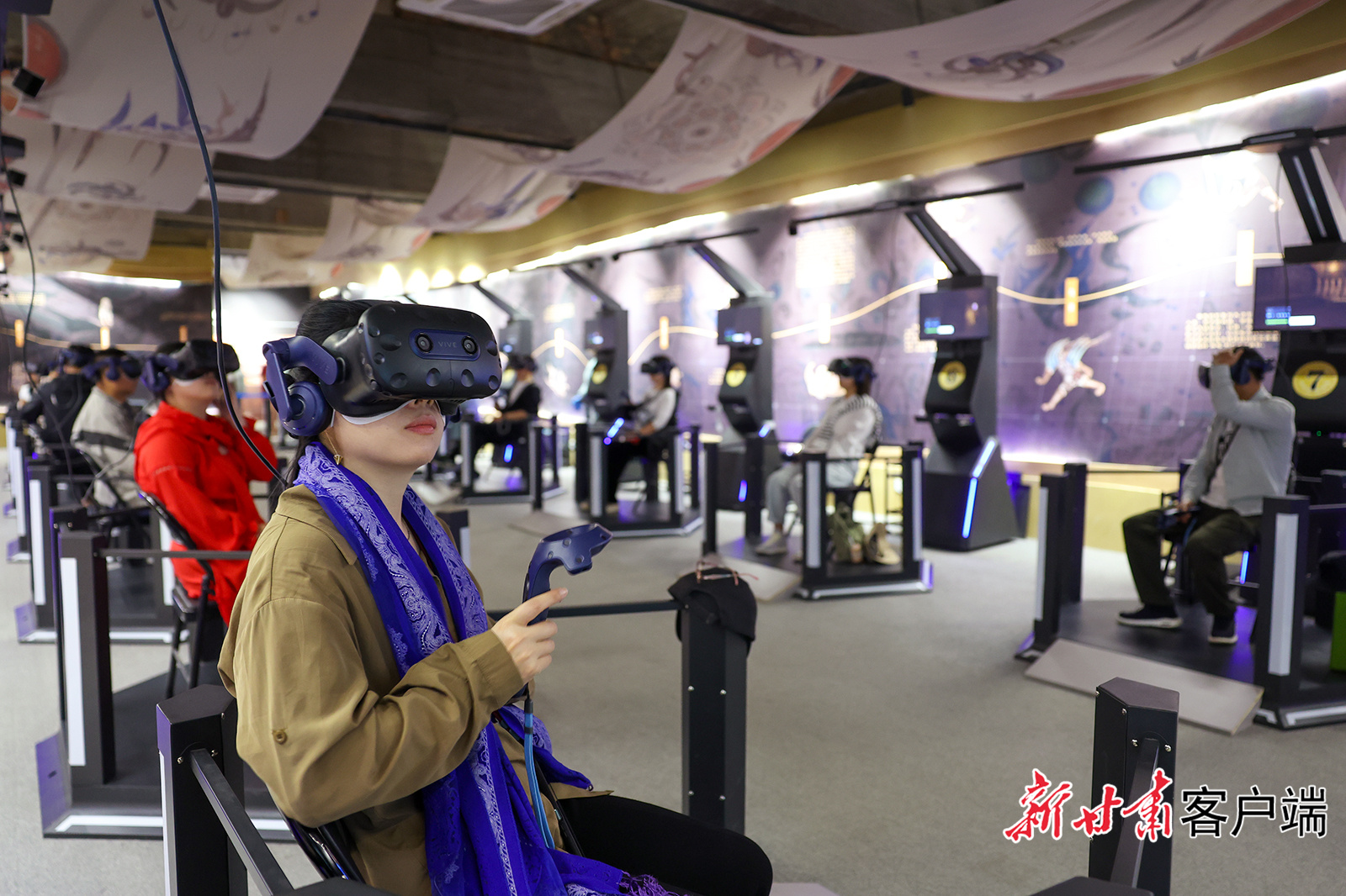 游客在“寻境敦煌——数字敦煌沉浸展”感受敦煌文化的魅力。新甘肃·甘肃日报记者 冯乐凯摄