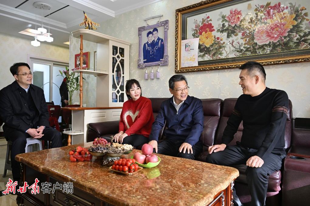 任振鹤在兰州市开展“送温暖”活动