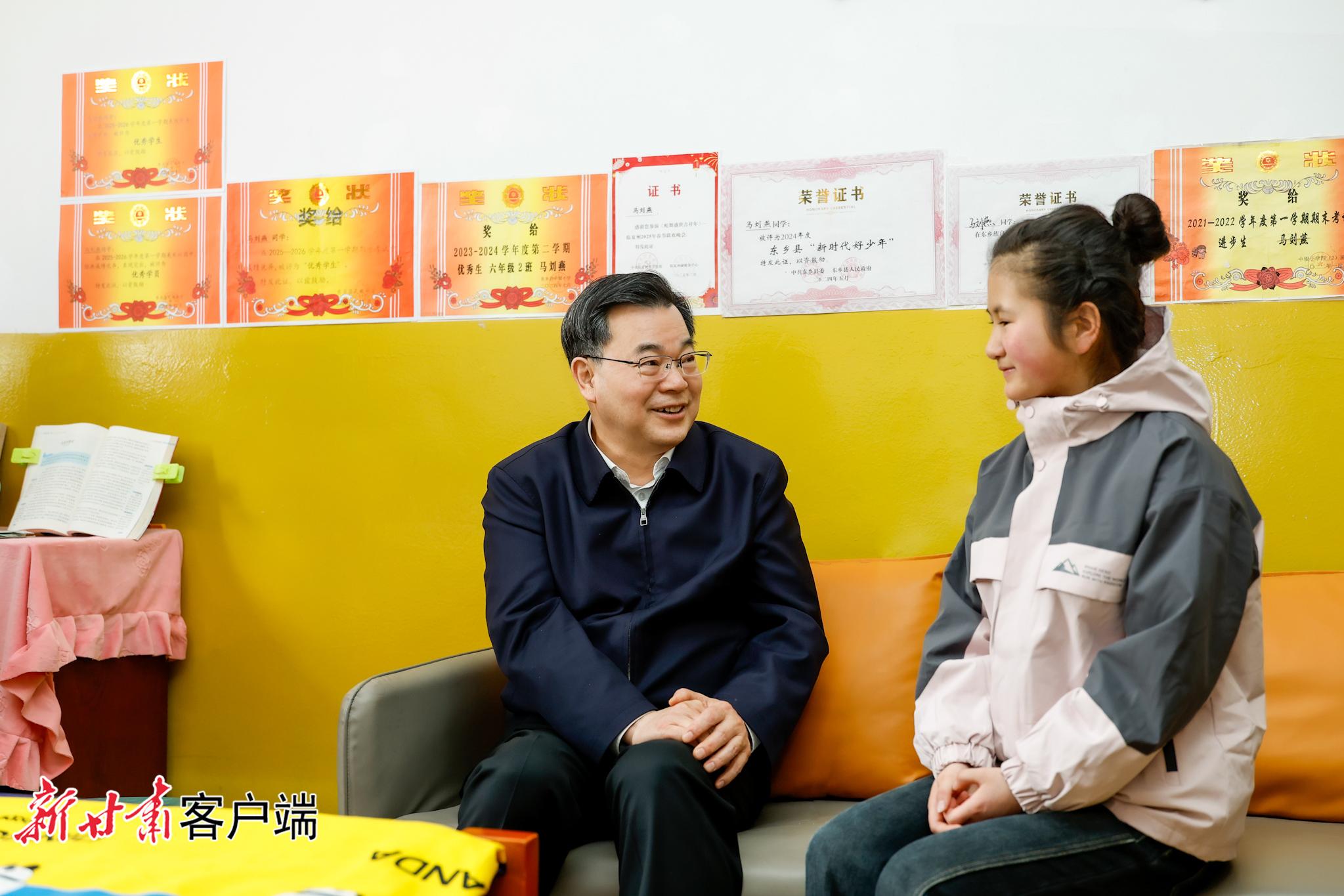 胡昌升春节前夕慰问困难群众和结对帮扶孤儿