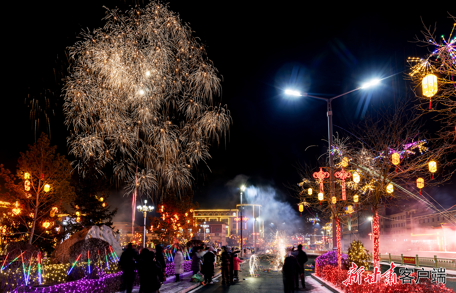 2月16日,天祝县爆竹声声、烟花绽放,各族群众共迎新春佳节,欢度除夕之夜。新甘肃·甘肃日报通讯员 赵世鹏