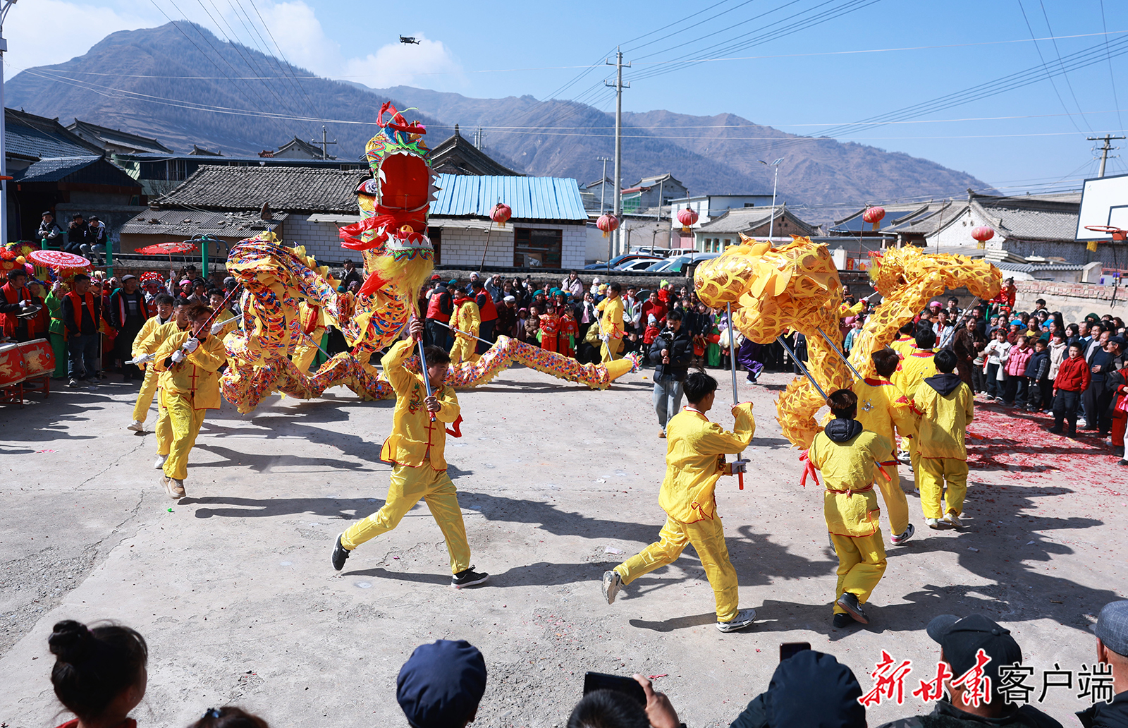 2月17日,岷县十里镇中寨村民间社火新年巡演活动在该村拉开了序幕,展演现场锣鼓喧天,龙腾狮跃、旱船摇曳,处处呈现出一派喜庆春节的祥和景象。新甘肃甘肃日报通讯员 马万安