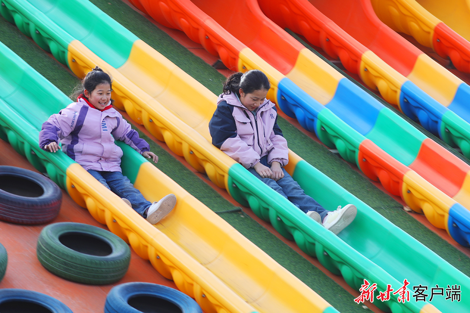 2月17日,农历正月初一,张掖市甘州区众多家长趁着春节假期,陪伴孩子走出家门,在丰富多彩的游乐项目中欢度新春,尽享亲子时光。新甘肃·甘肃日报通讯员李自海