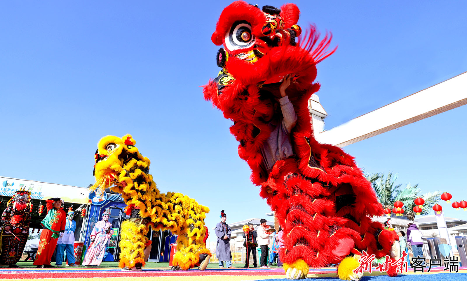 2月18日 ,甘州区玉水苑迪士嘉游乐园内民俗文化节目轮番上演,让众多游人在乐享传统文化大餐中欢度春节。 新甘肃·甘肃日报通讯员 王 将 张晨晓