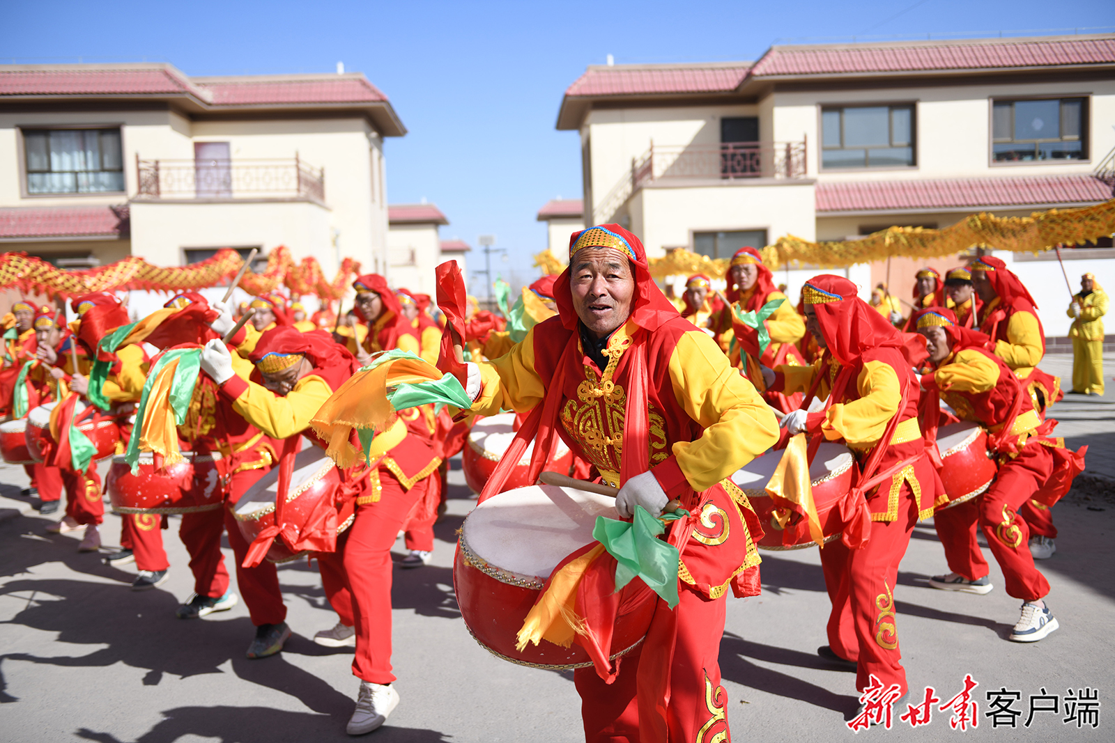 2月18日(农历大年初二),酒泉市肃州区下河清镇举行社火舞龙民俗拜年巡游活动中,社火队走村串户敲锣打鼓、舞龙拜年,祈求来年风调雨顺、五谷丰登。新甘肃·甘肃日报通讯员 高宏善