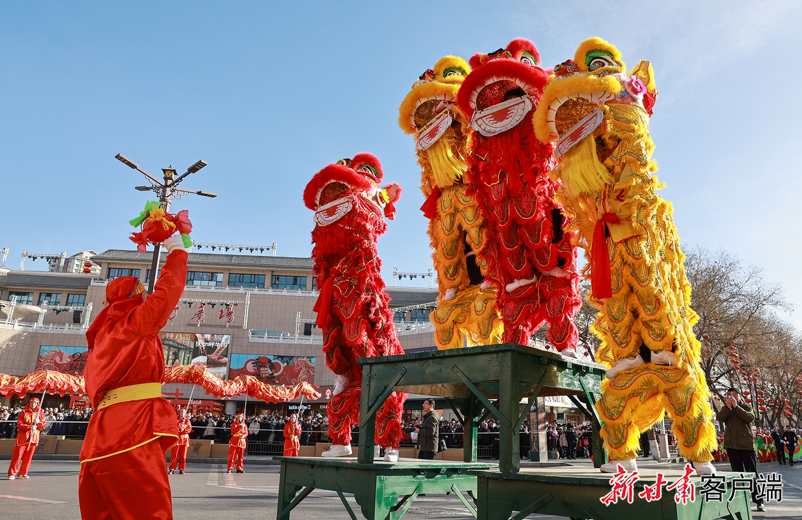 2月19日,酒泉市肃州区举行春节民俗社火展演活动。为广大市民游客送上了一场充满年味的文化盛宴。新甘肃·甘肃日报通讯员 曹红祖