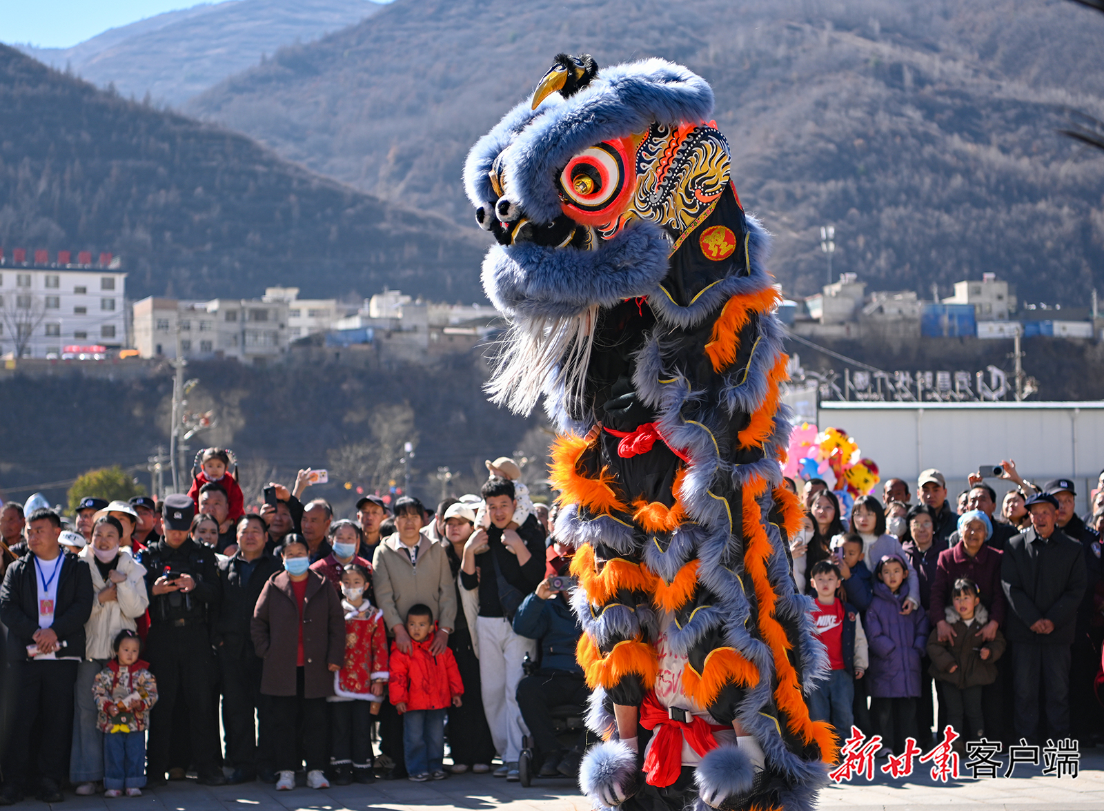 2月21日,宕昌县时代广场热闹非凡,来自理川镇的民间舞狮社火表演把城区正月初五的年味推向了高潮。 新甘肃.甘肃日报通讯员 胡卫东