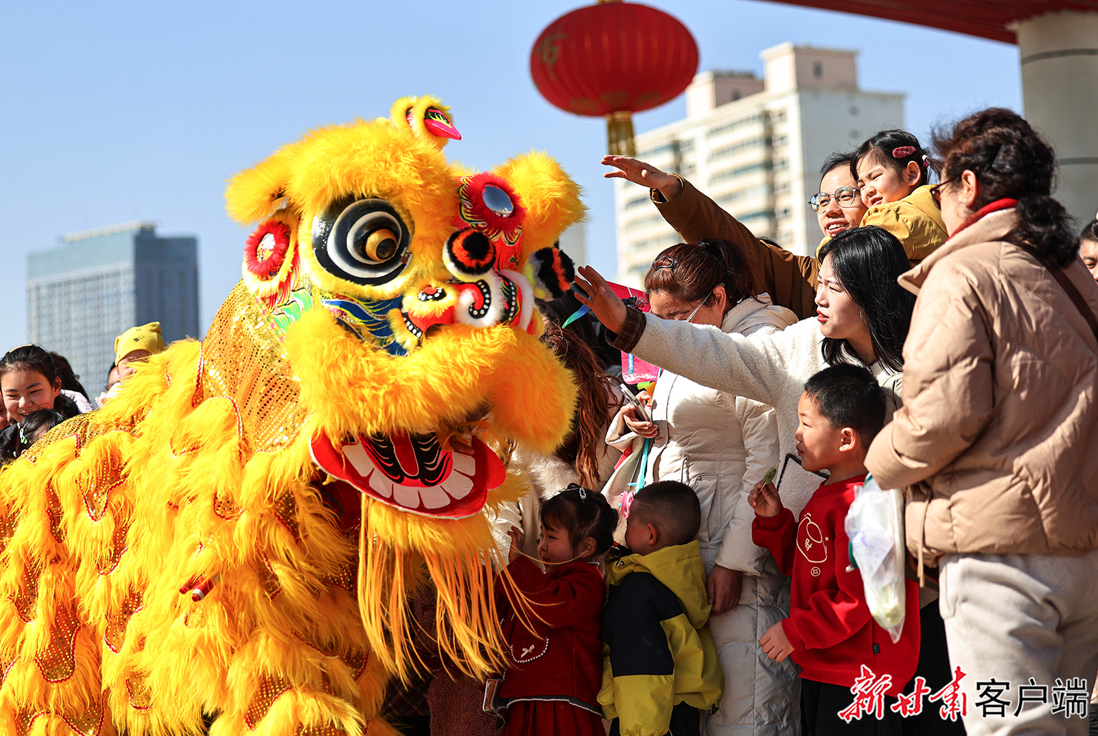 春节假期,兰州市张灯结彩,锣鼓喧天,民俗活动应接不暇。人们纷纷走上街头,乐享马年春节假期美好时光。新甘肃·甘肃日报通讯员 侯崇慧