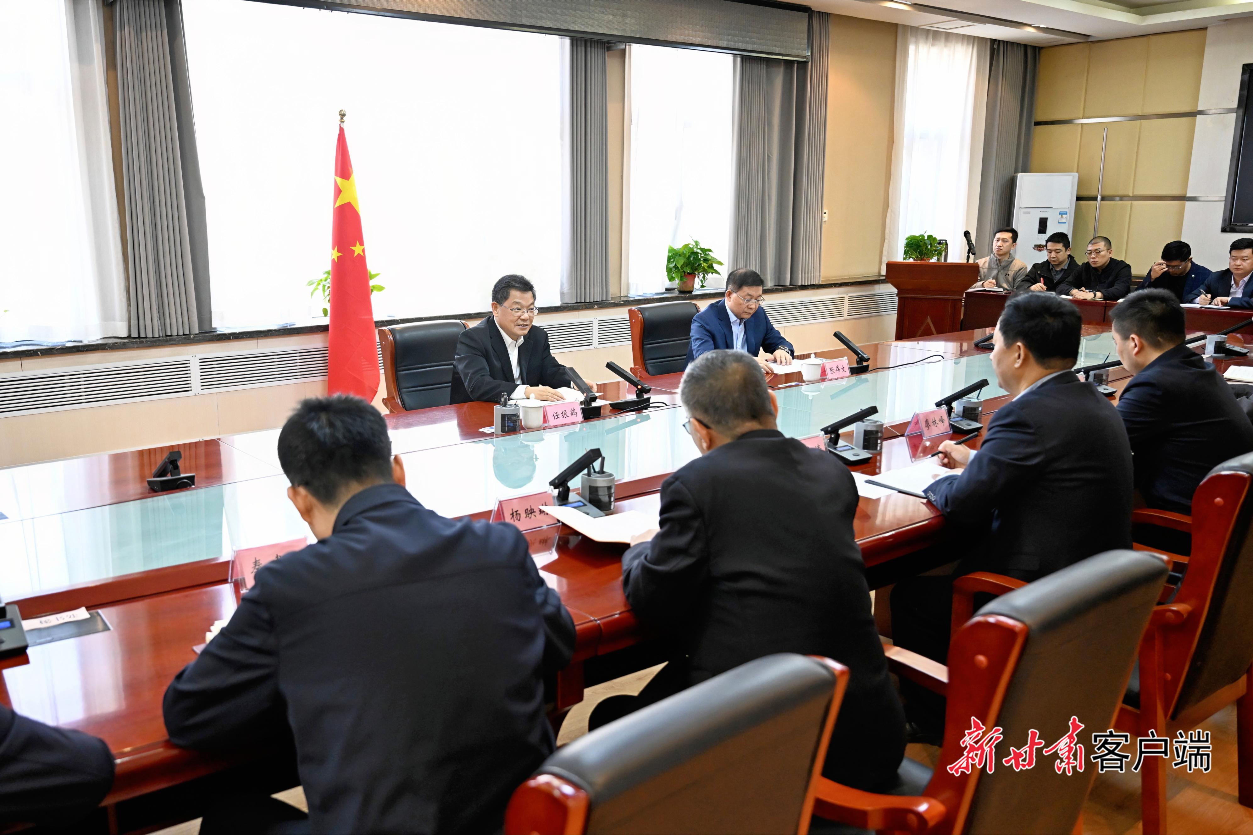 任振鹤看望慰问省政府研究室干部