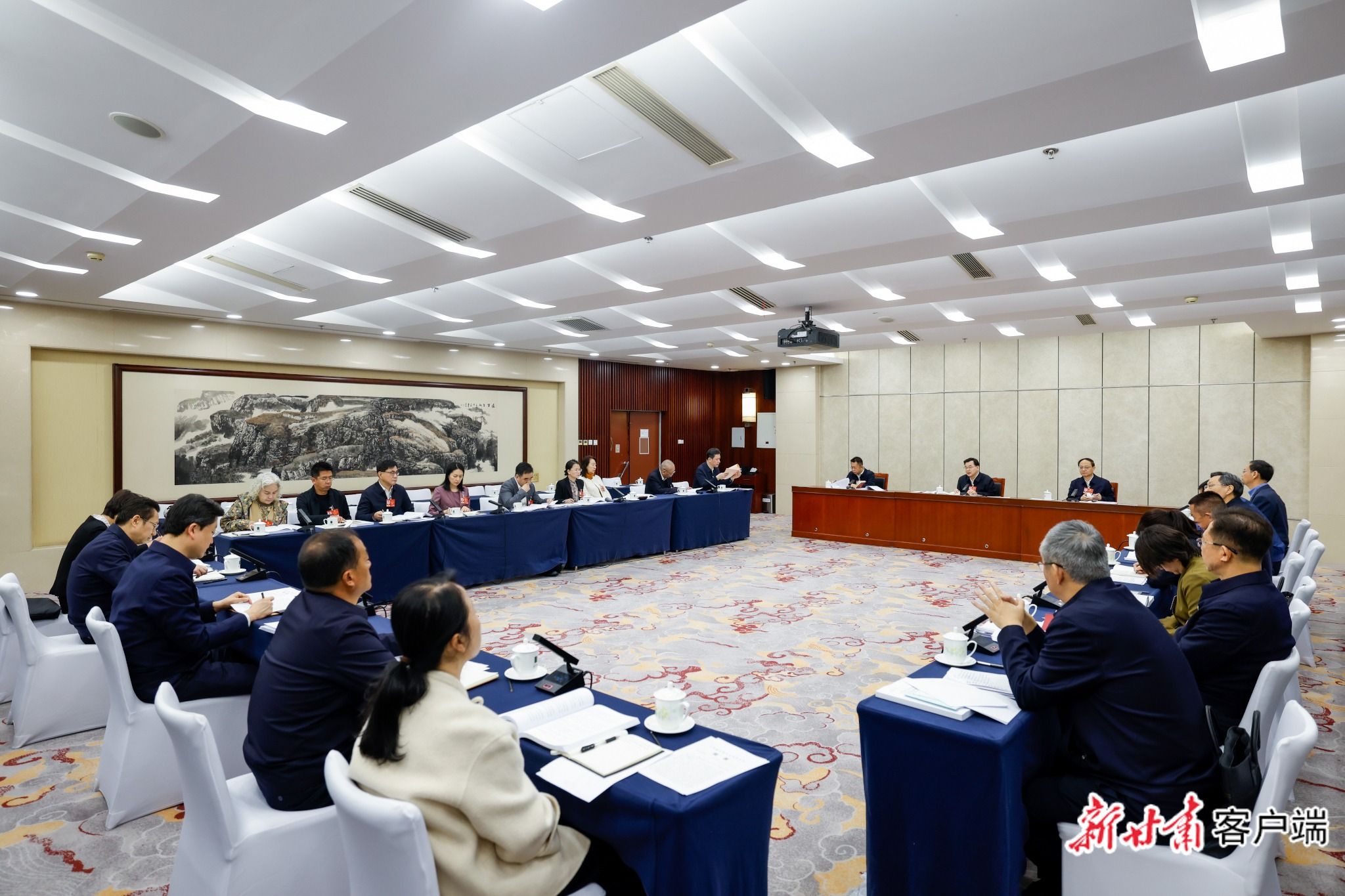 甘肃代表团举行小组会议 审议民族团结进步促进法草案国家发展规划法草案