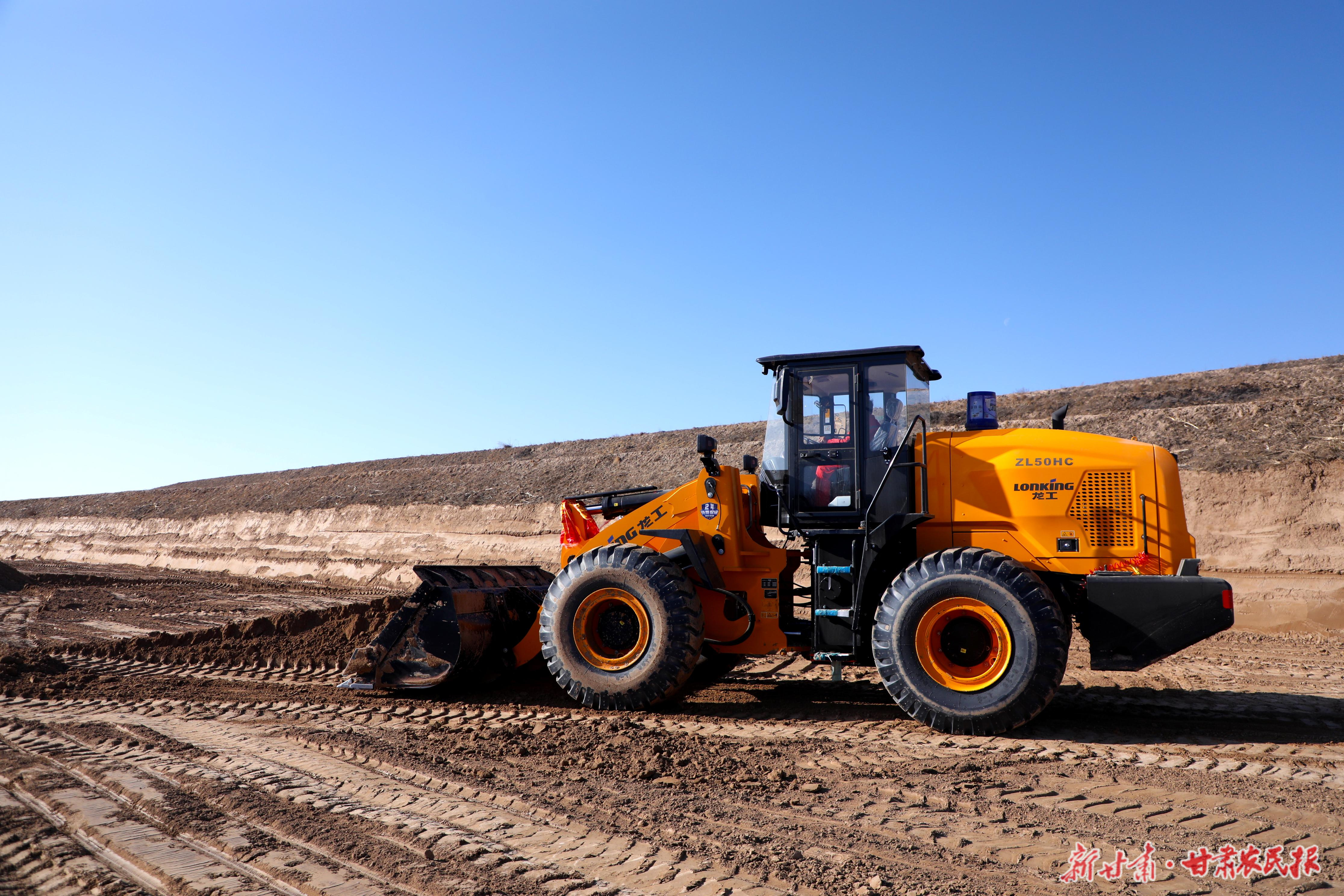 半个城村高标准农田建设现场,大型装载机正在来回作业 马蓉蓉摄