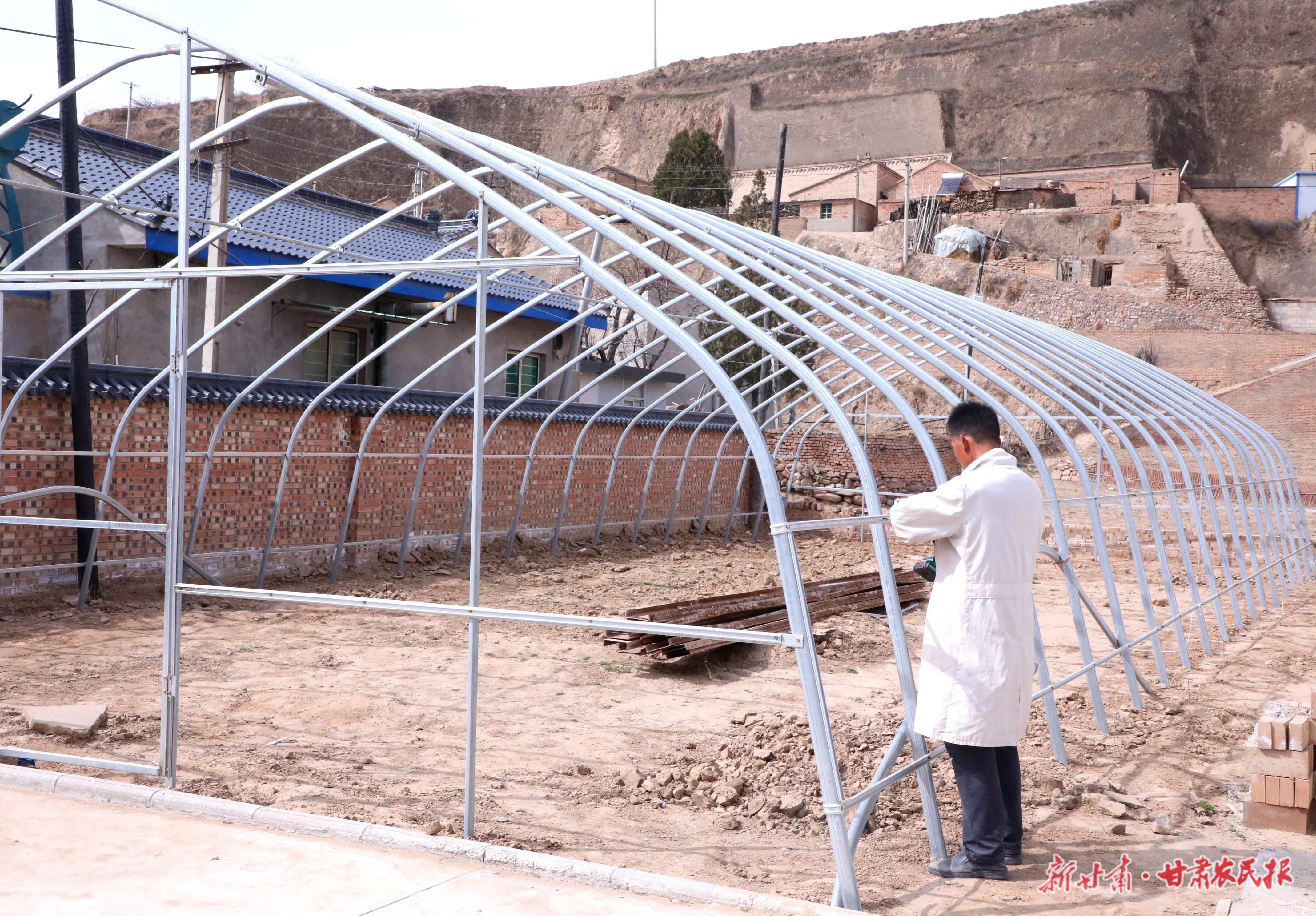 高庙湾村村民杜学文正在后院搭建第二个拱棚 马蓉蓉摄