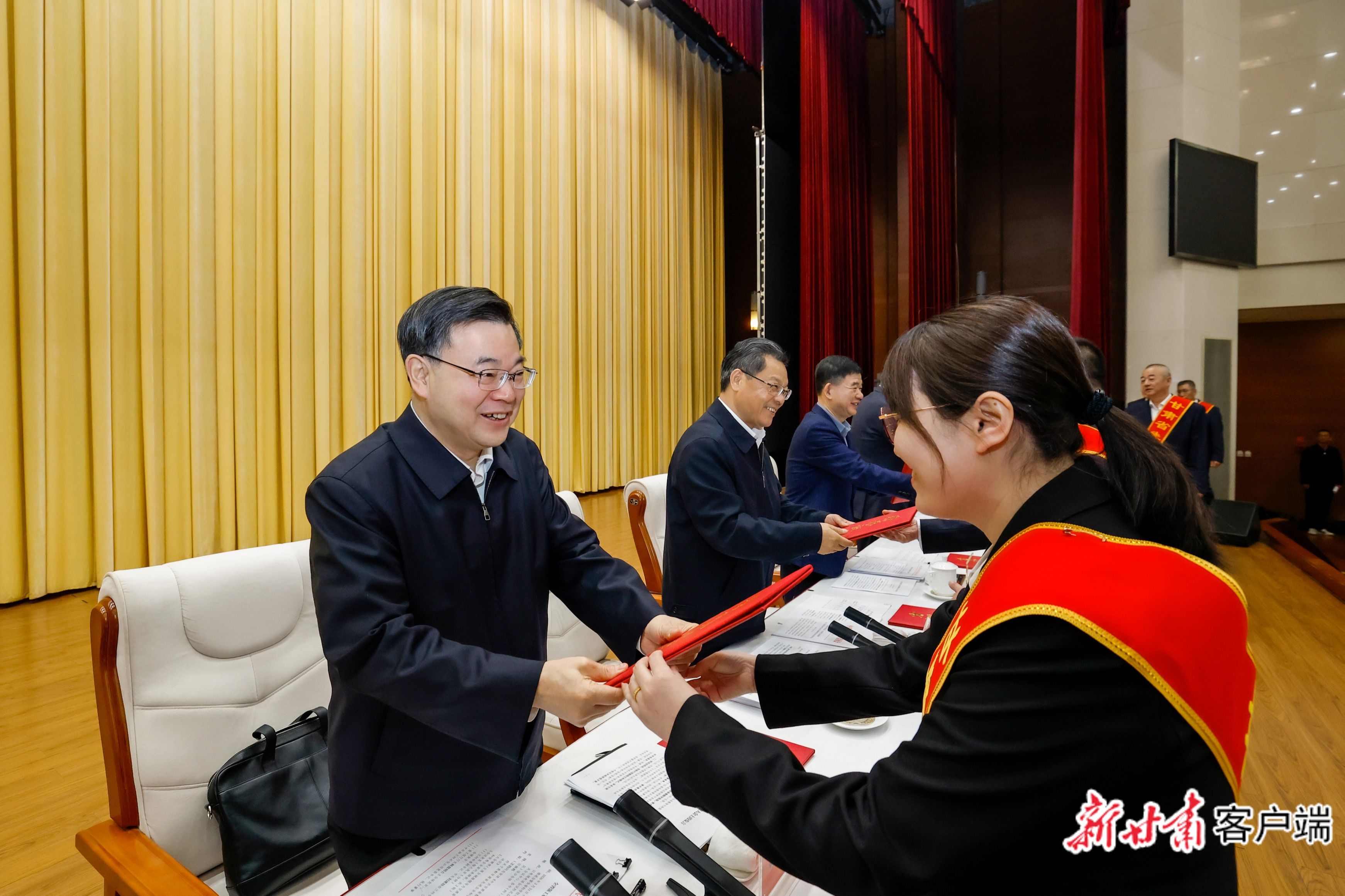 全省强工业行动推进大会召开