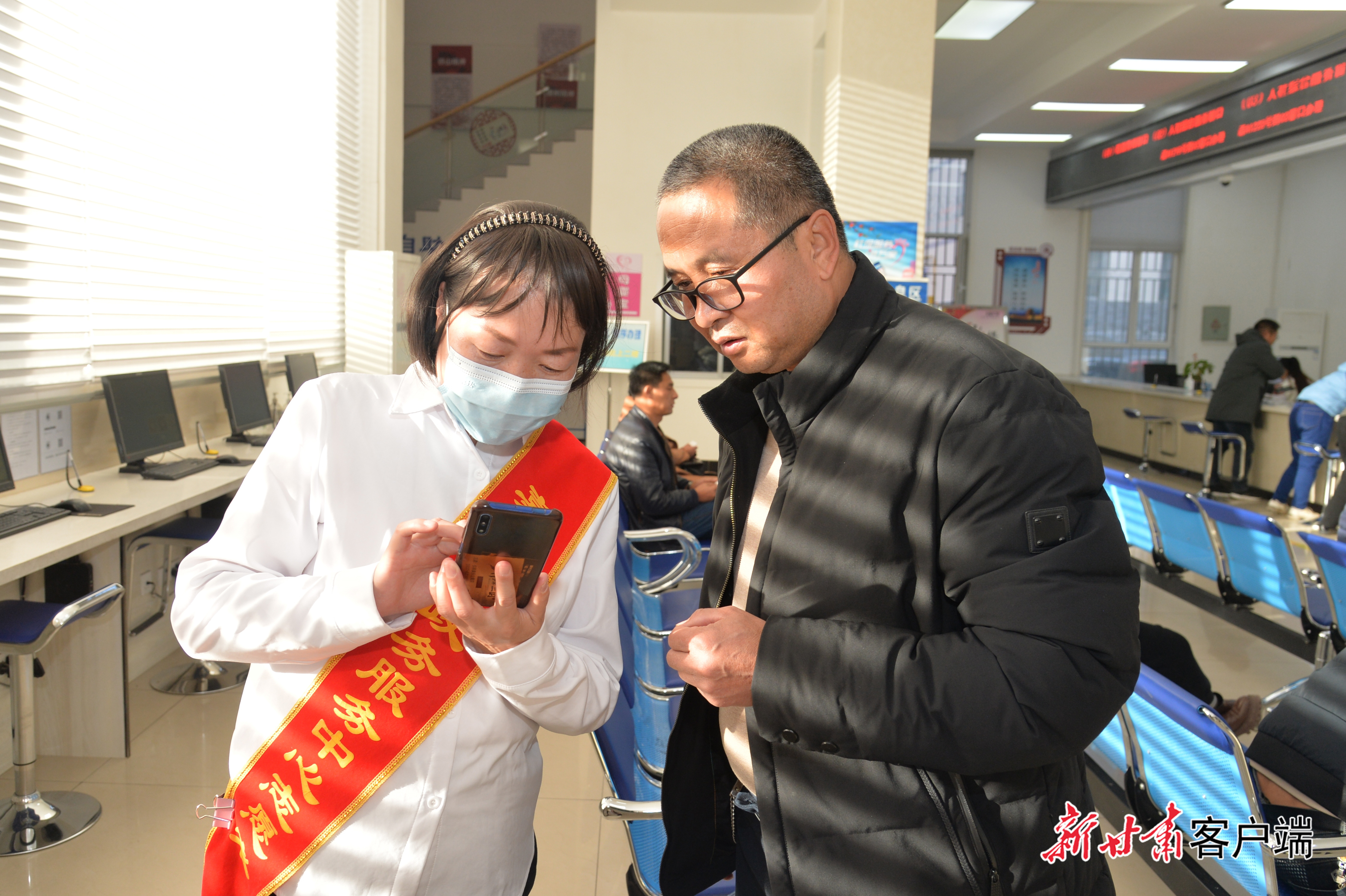 嘉峪关市政务服务中心工作人员指导经营主体(47757030)-20260401083527