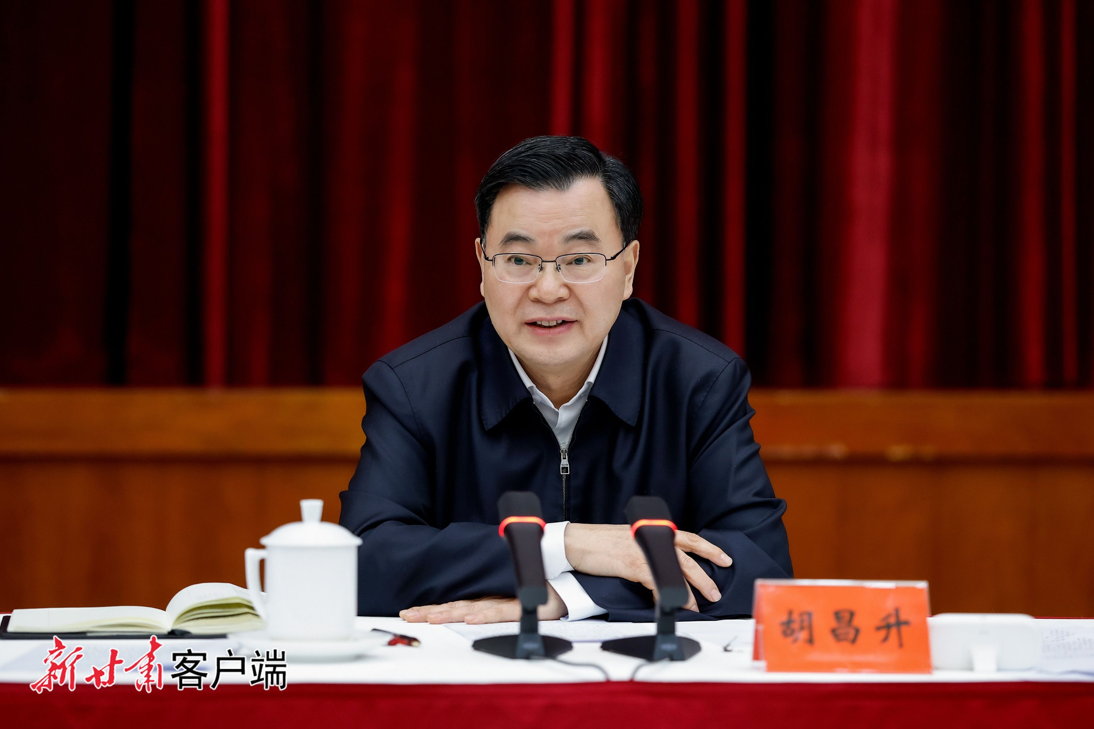 省委树立和践行正确政绩观学习教育读书班进行集中学习、专题研讨并举行结业式