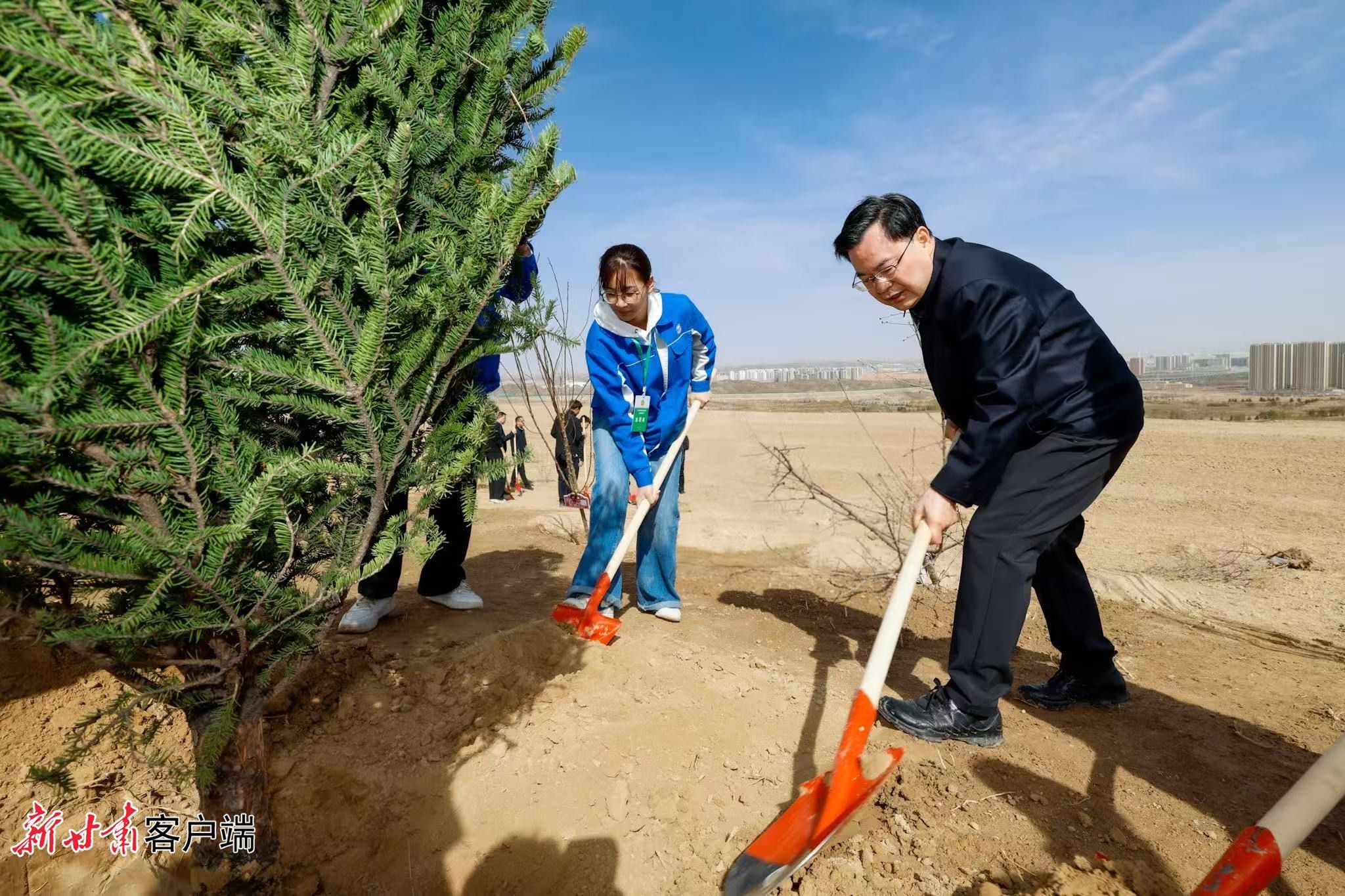 胡昌升在兰州新区参加义务植树活动