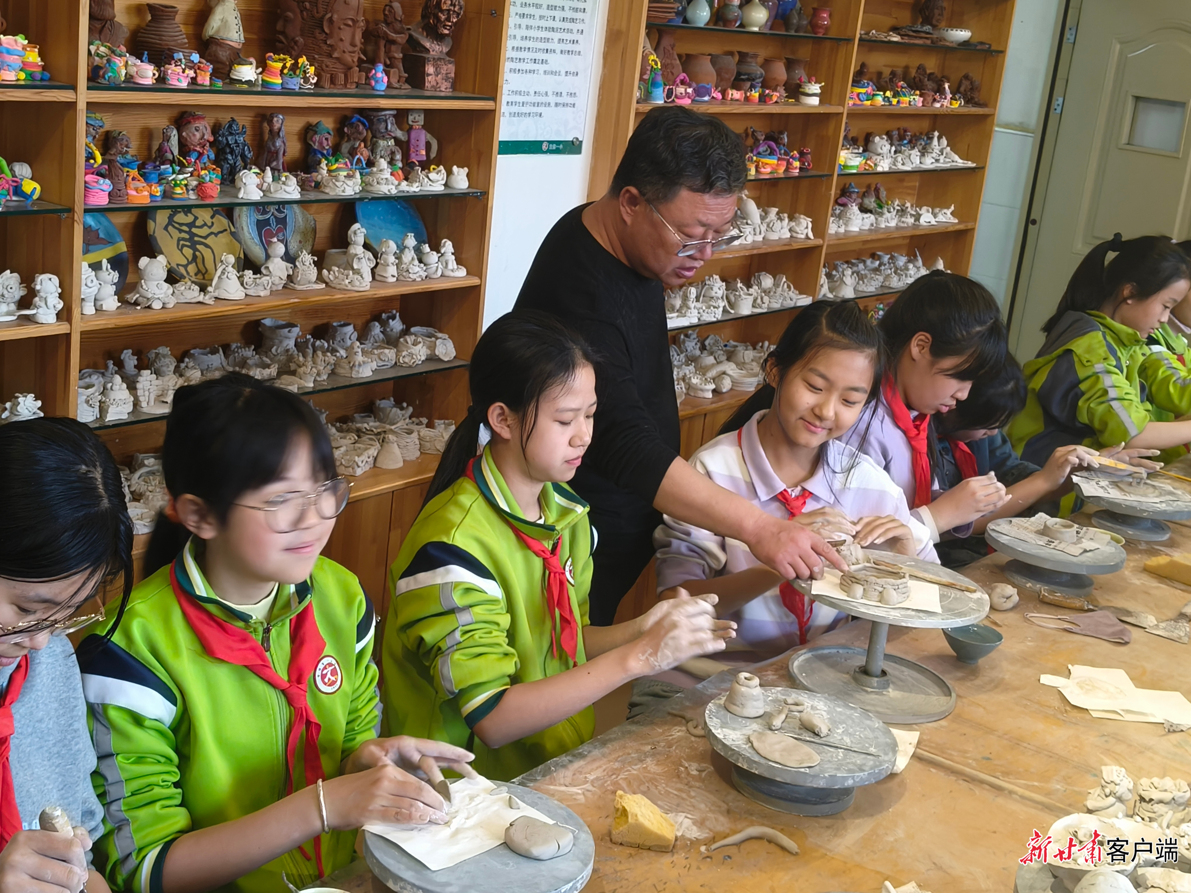 福利东路第一小学陶艺社团里,老师指导学生(48424531)-20260605080650