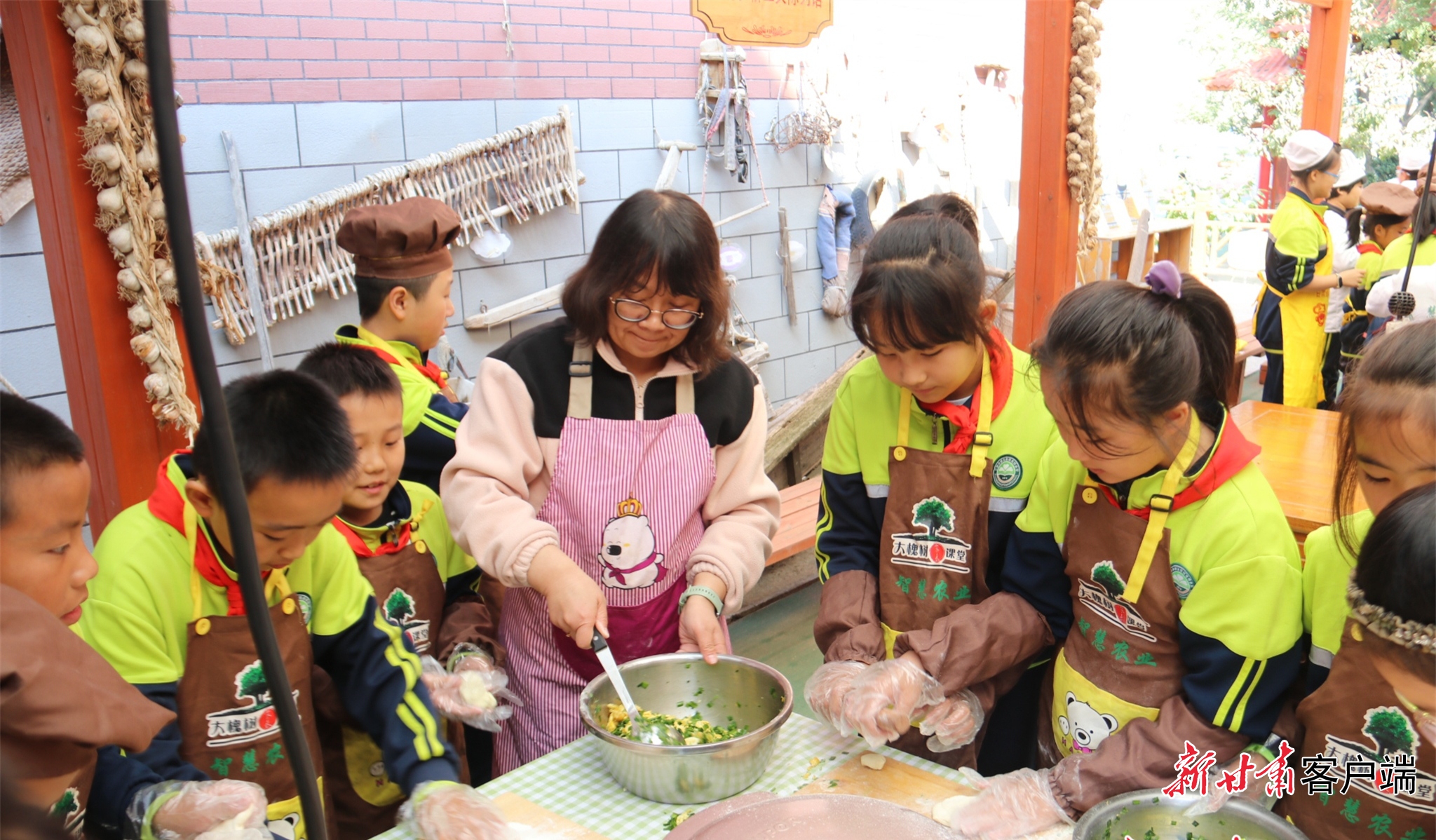 伏龙坪小学的学生学习制作食品。(伏龙坪小(48424534)-20260605080646