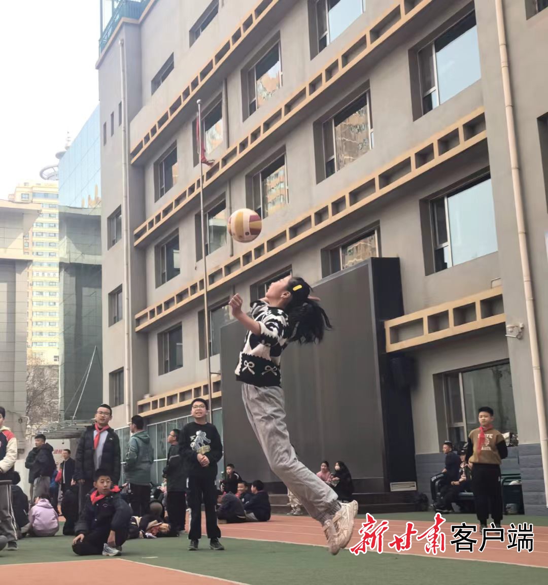 畅家巷小学排球队正在训练。(畅家巷小学供(48424544)-20260605080655