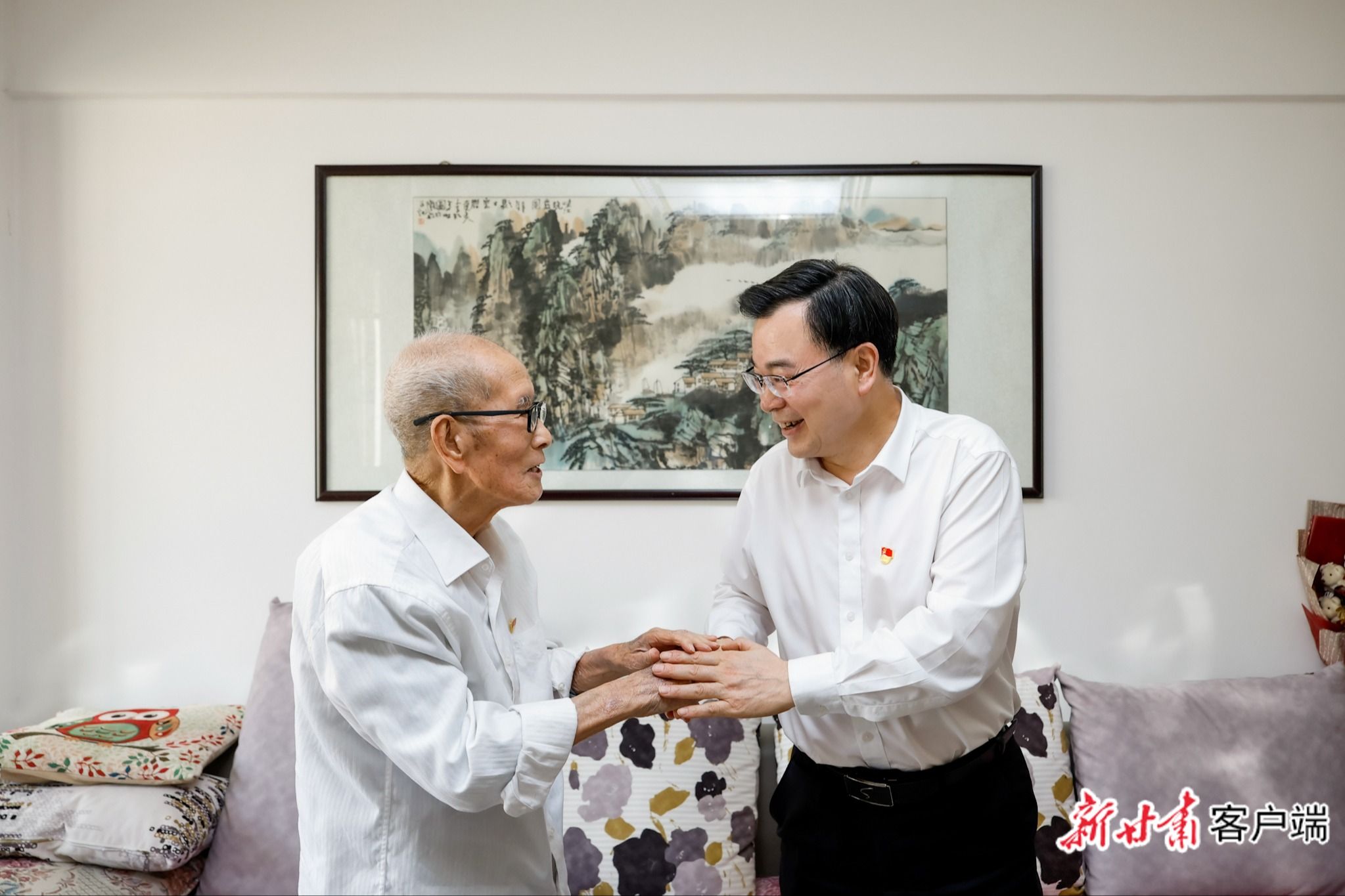 胡昌升“七一”前夕走访慰问老党员和困难党员