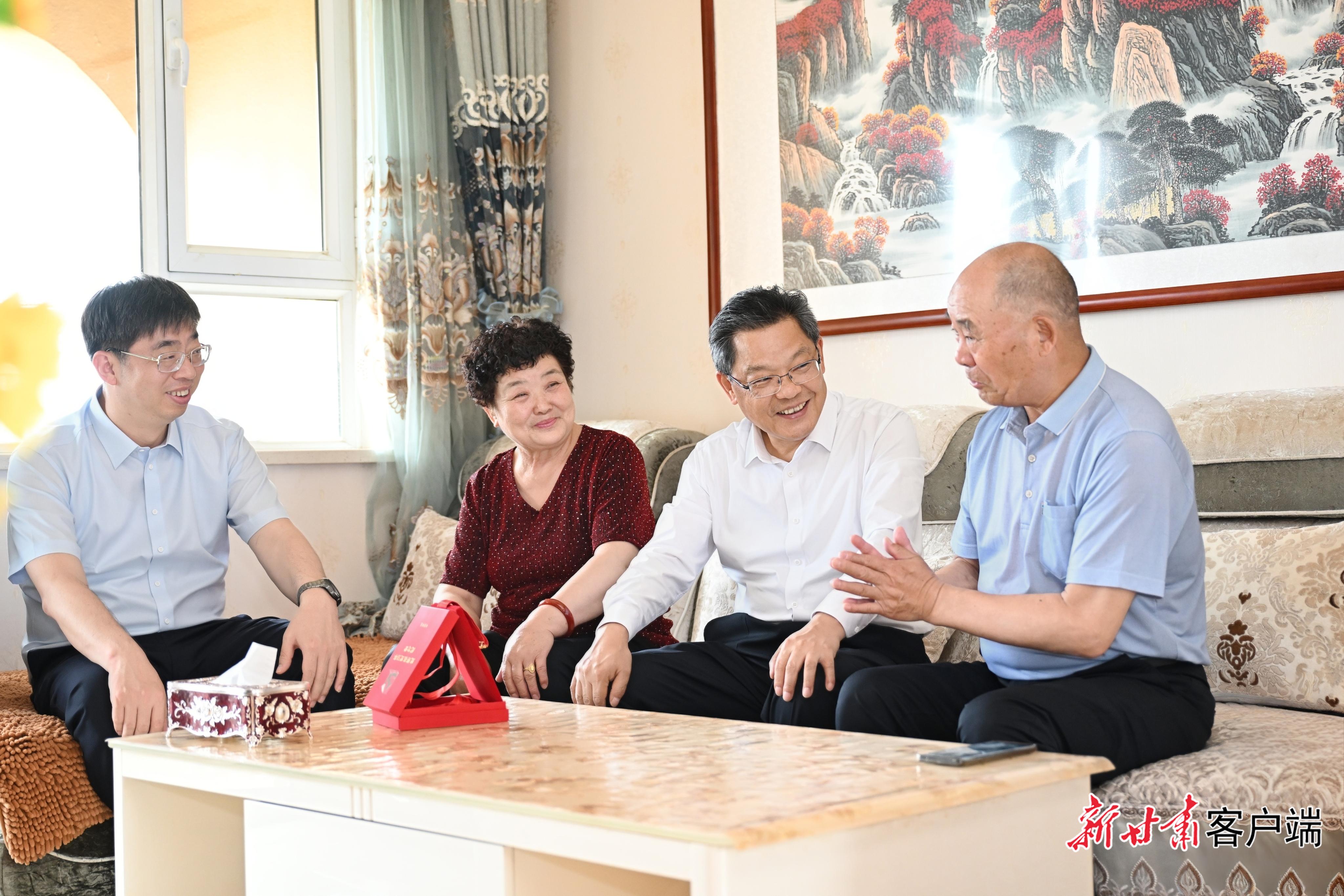 任振鹤“七一”前夕在酒泉市看望慰问老党员