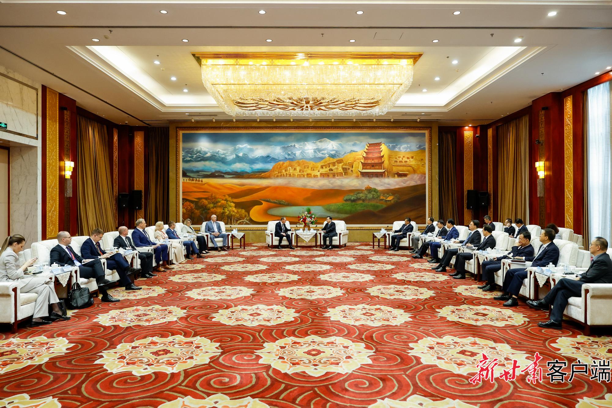 胡昌升任振鹤会见白俄罗斯第一副总理斯诺普科夫一行