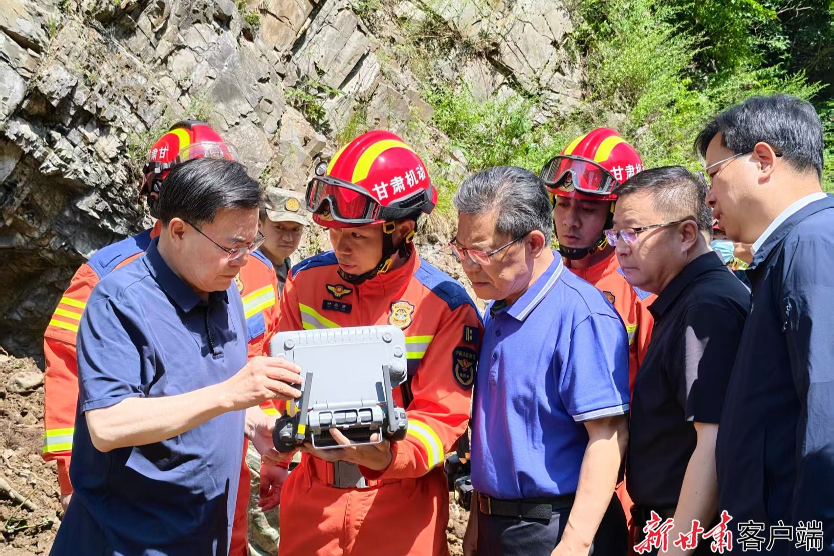 胡昌升任振鹤在宕昌县山体滑坡现场指挥救援