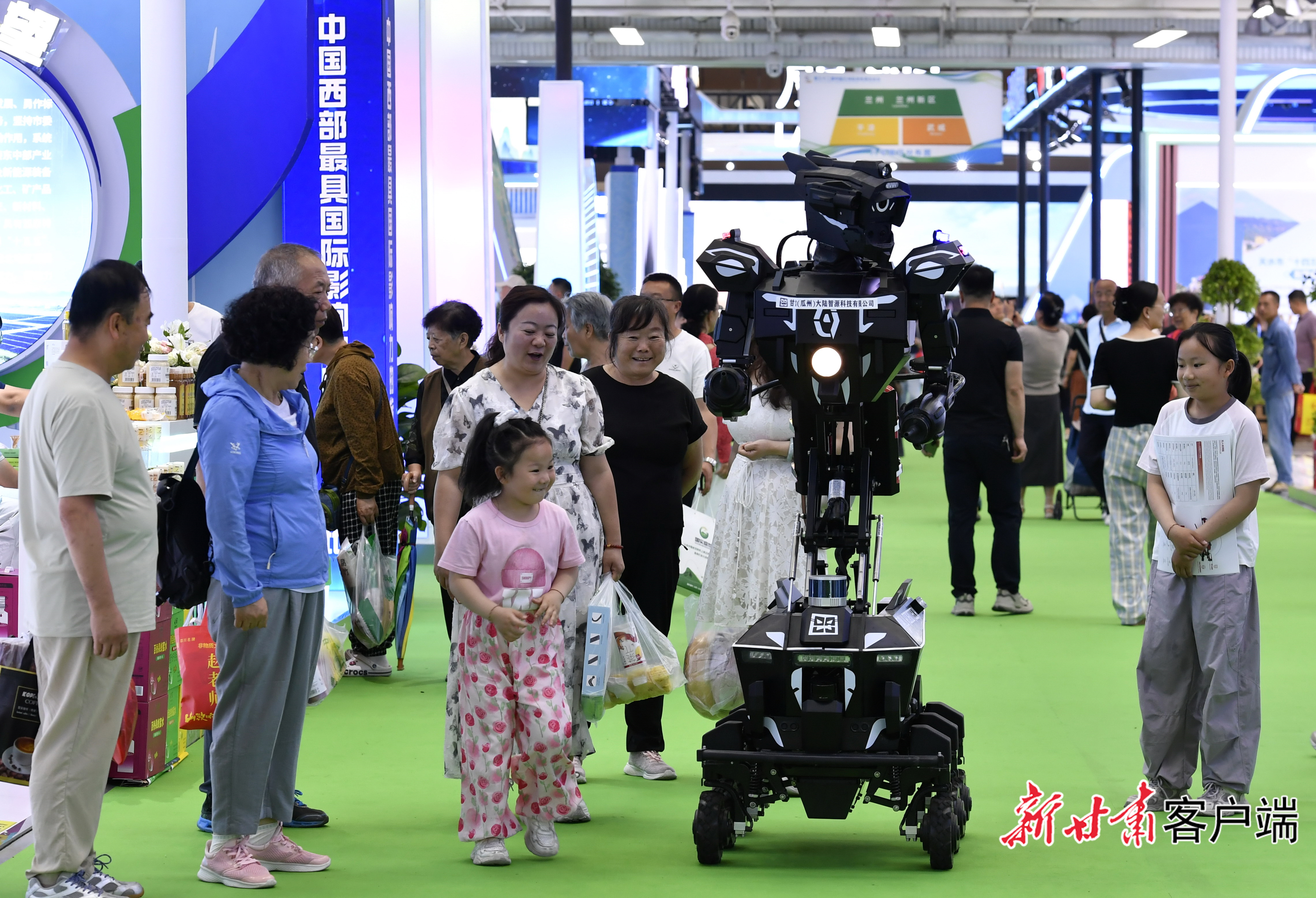 智能机器人亮相第三十二届兰洽会-裴强(49173378)-20260714065255