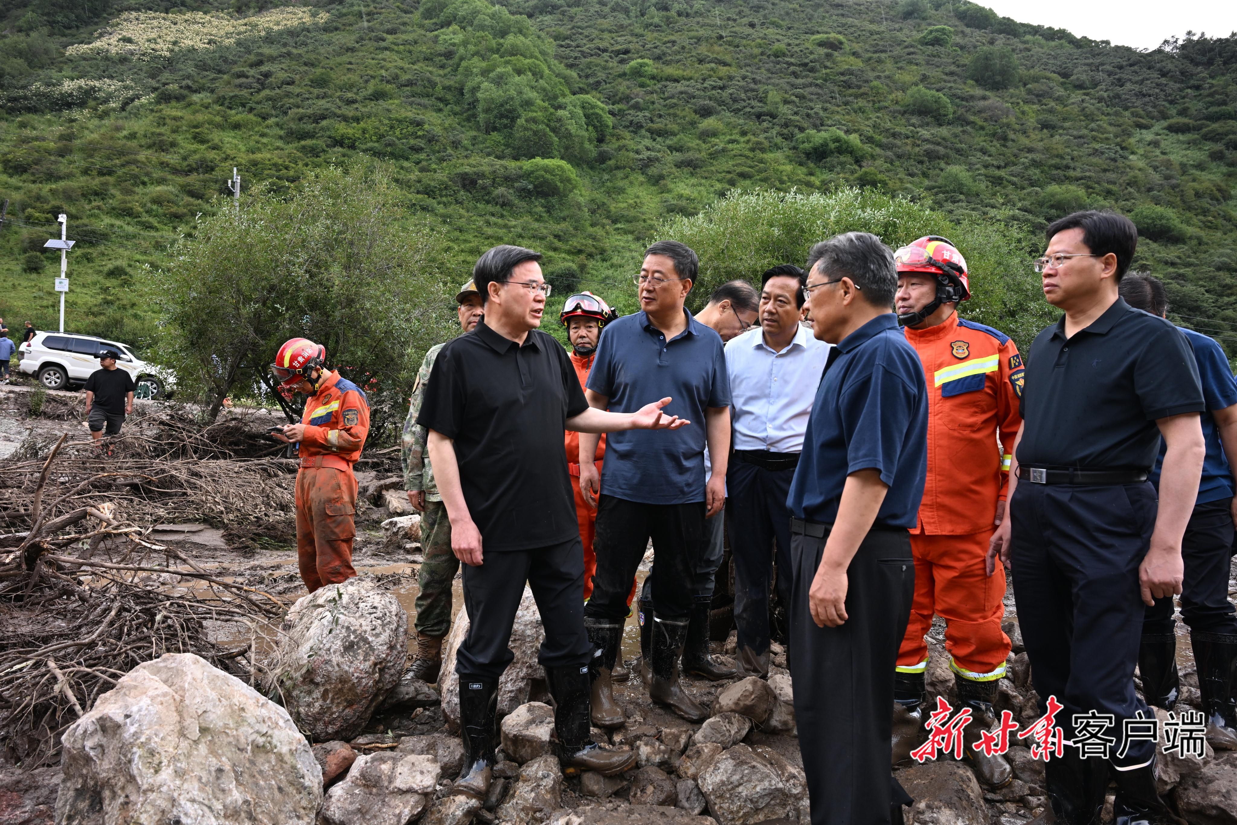 胡昌升任振鹤在渭源县现场指挥抢险救灾并看望慰问受伤人员