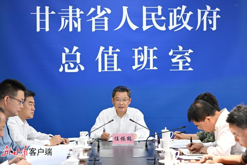 任振鹤在省政府总值班室调度防汛减灾工作