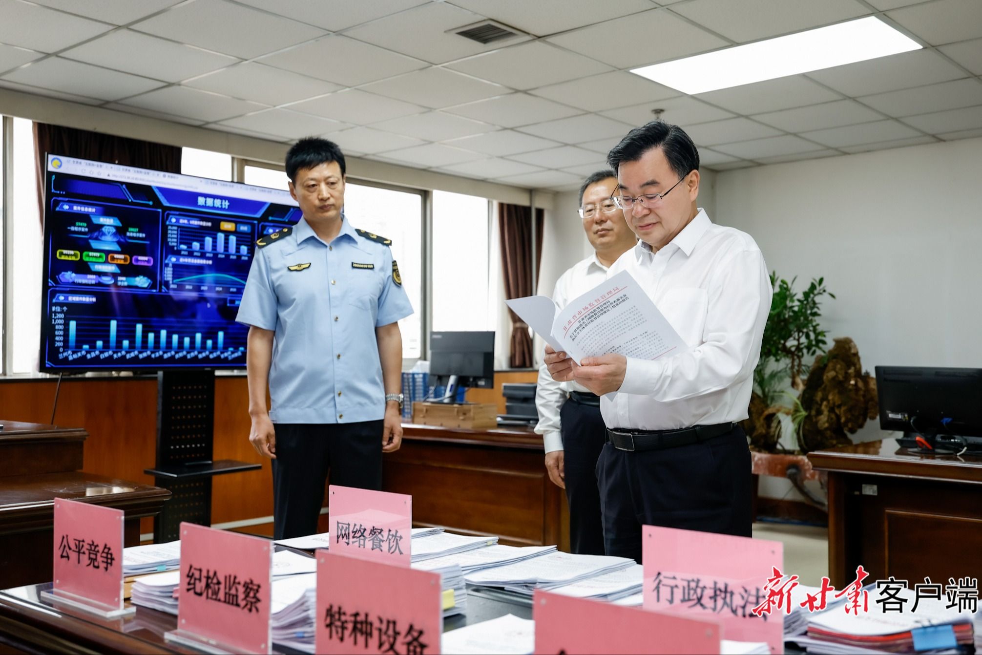 胡昌升在资源执法类部门调研督导群众身边不正之风和腐败问题集中整治工作