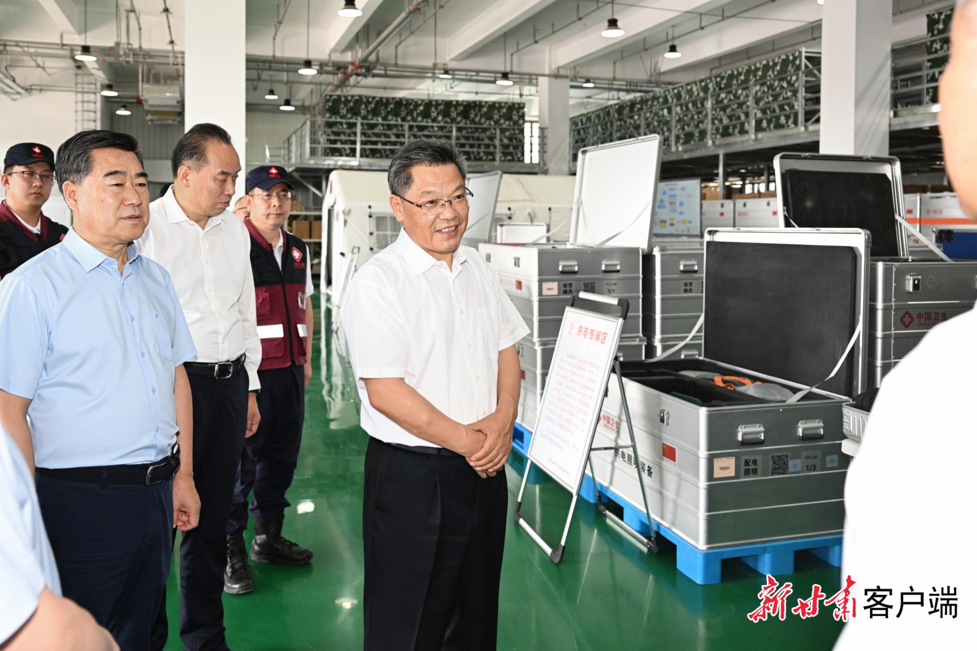 任振鹤在甘肃省疾病预防控制中心（甘肃省预防医学科学院）调研