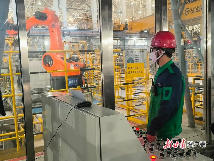 【活力陇原调研行】智能工厂升级工人变“设备管家”