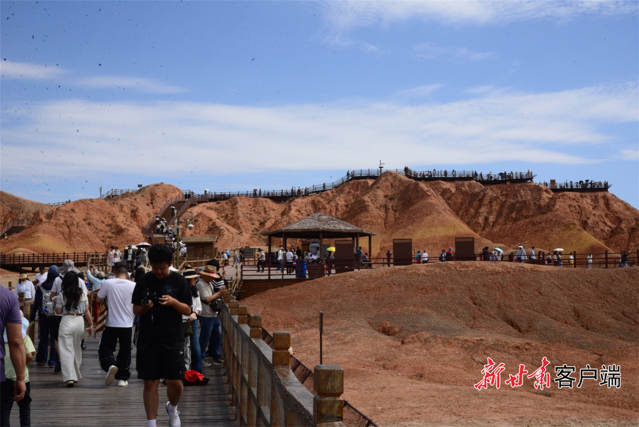 张掖七彩丹霞暑期日均客流超2.5万人次 “潜绩”服务如何托起“显绩”热度