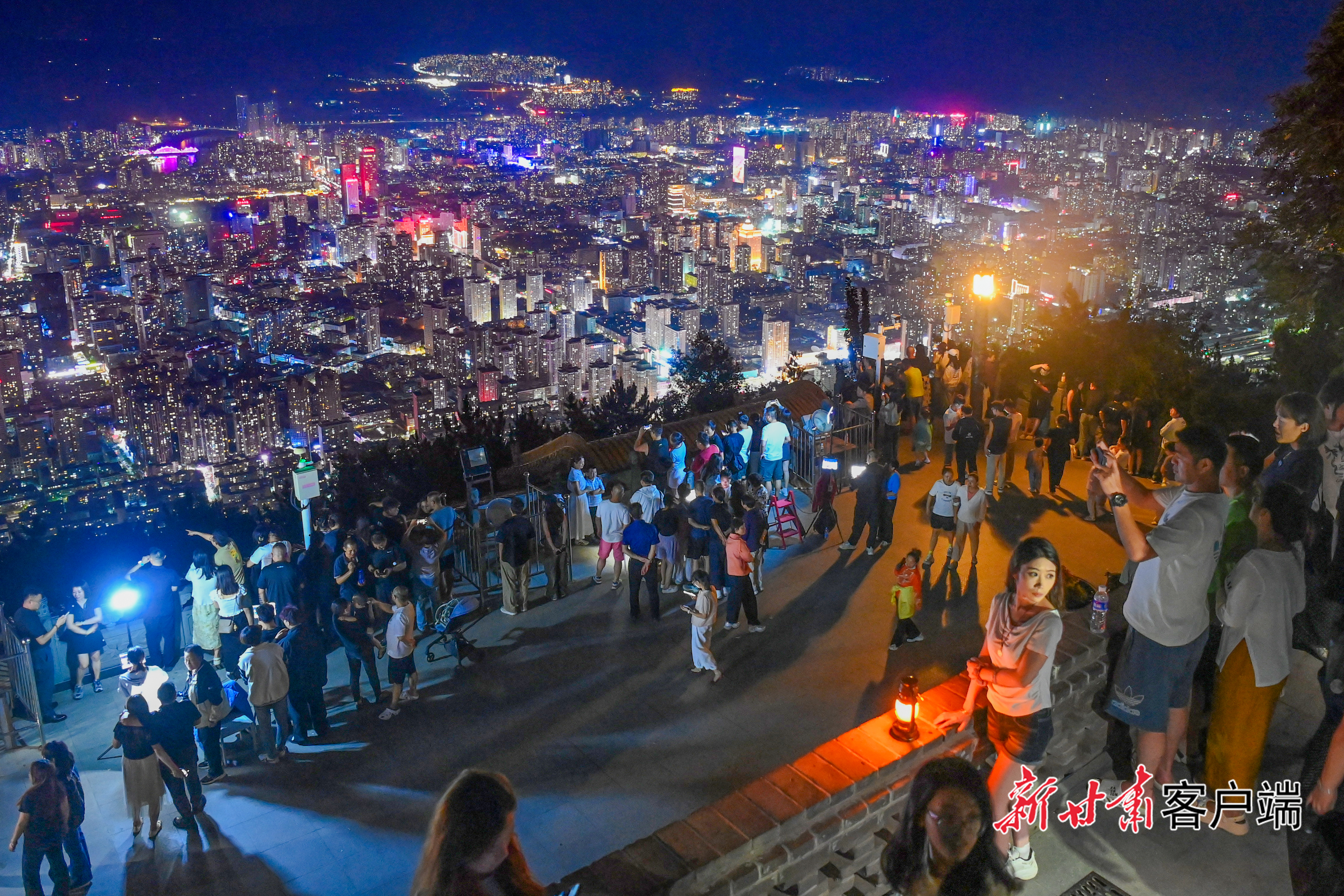兰山之上：半边焰火，满城星汉