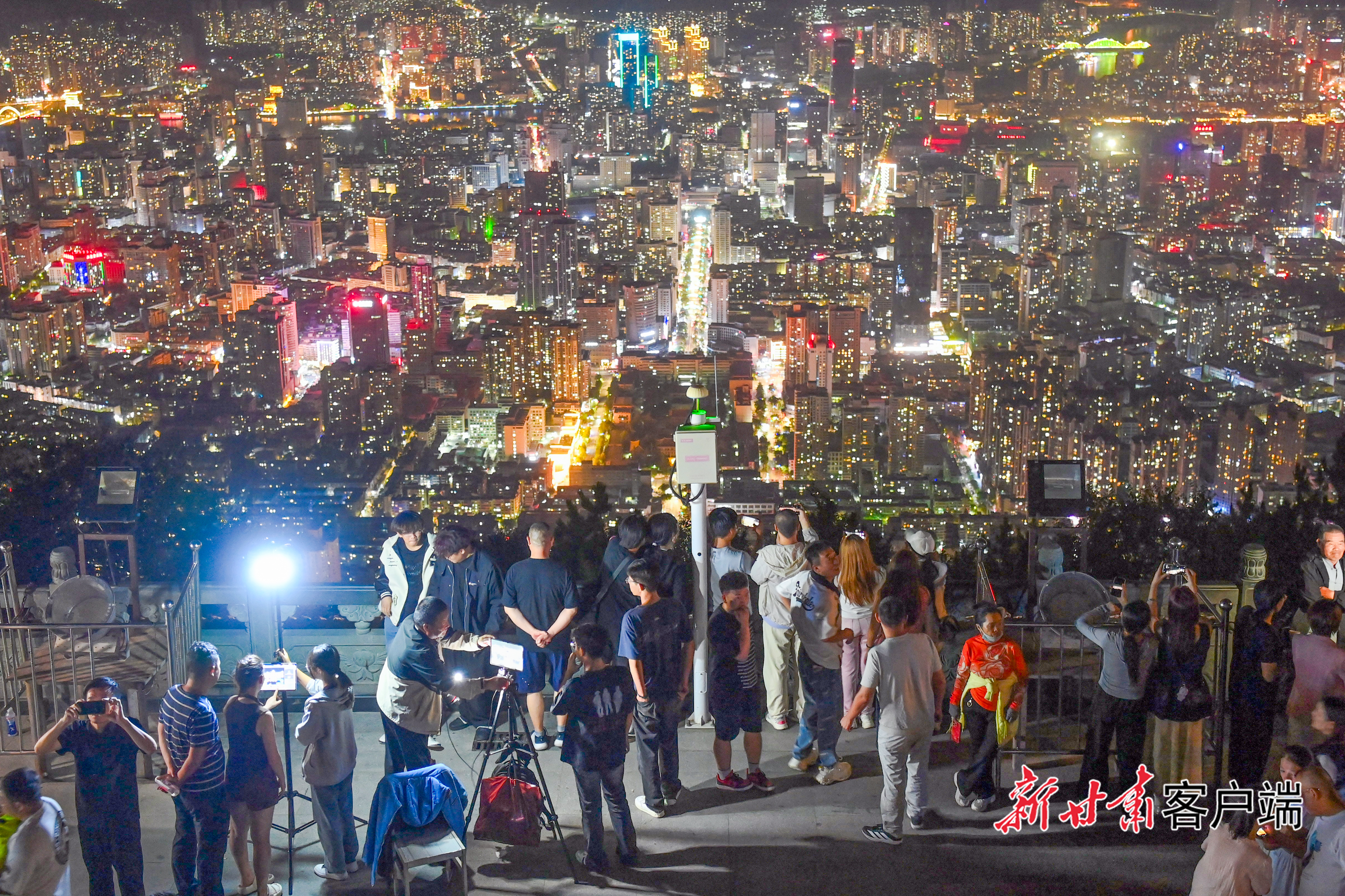 兰山之上：半边焰火，满城星汉