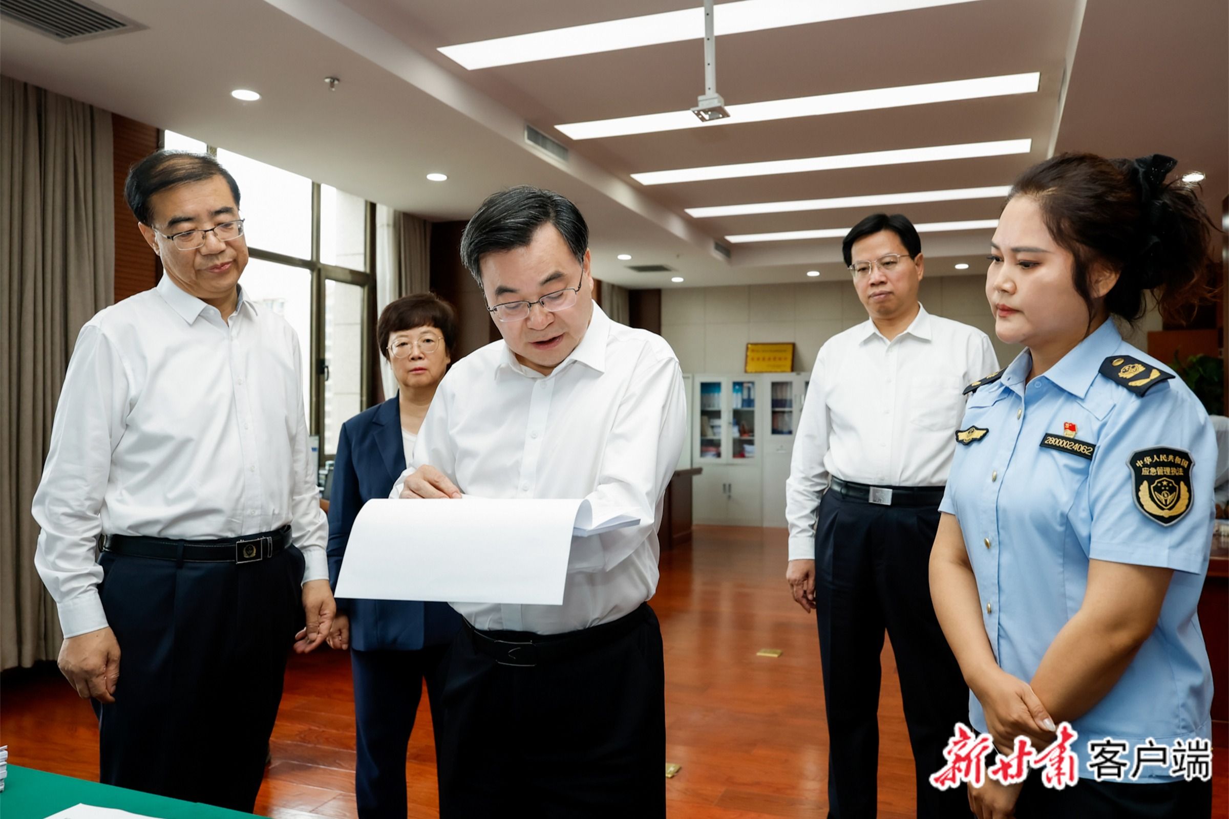 胡昌升调度防汛抗旱和安全生产工作