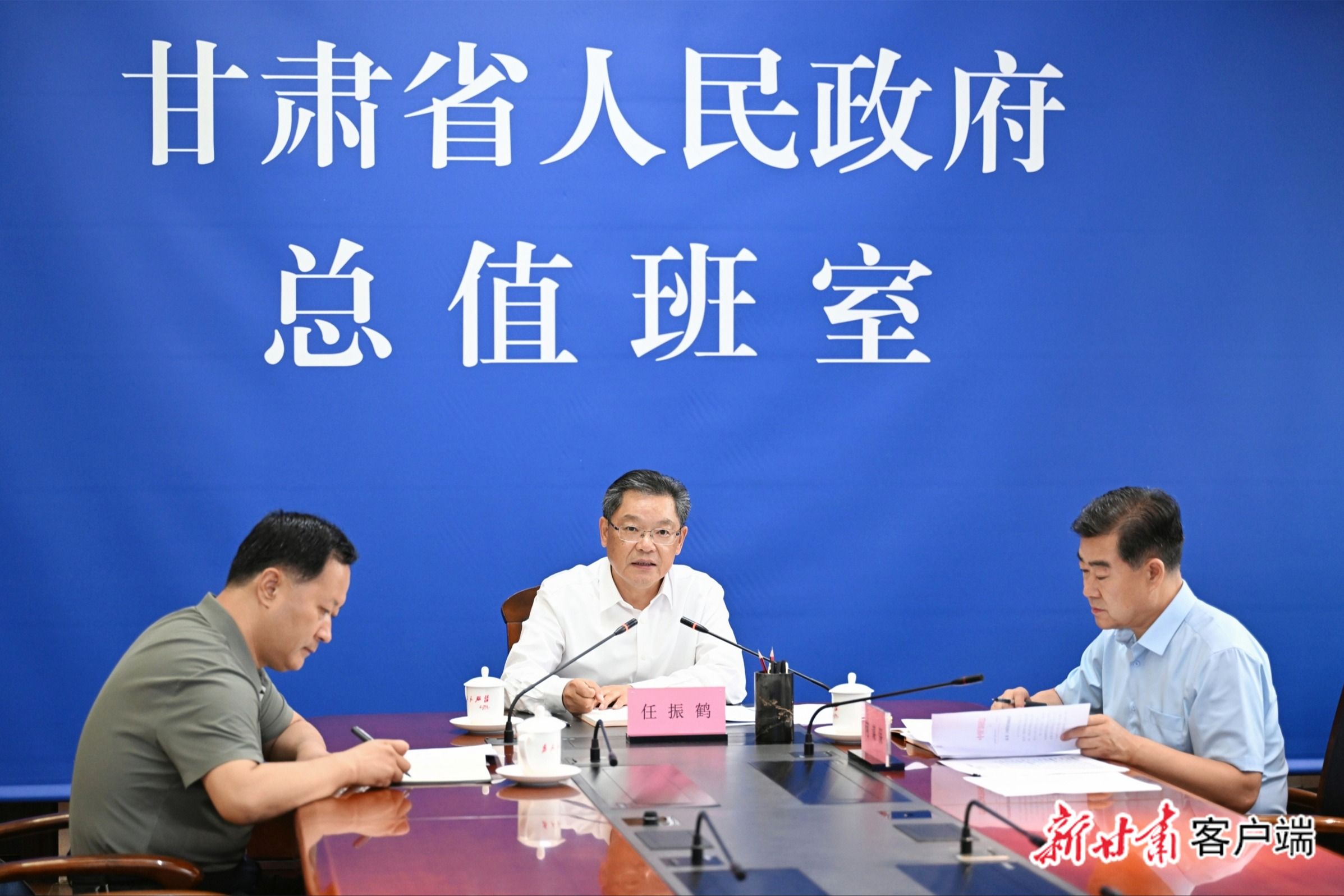 任振鹤在省政府总值班室调度防汛减灾工作
