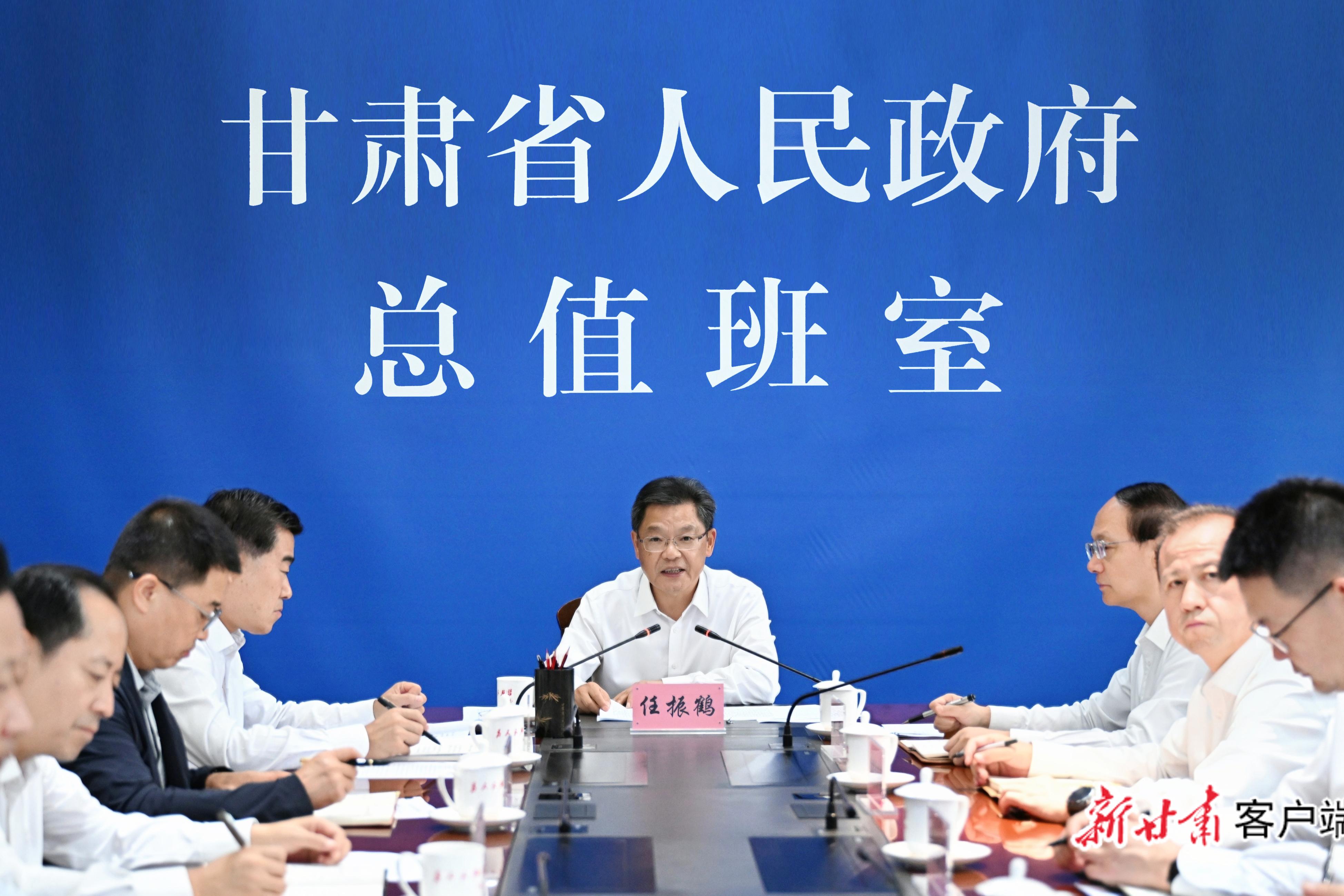 任振鹤在省政府总值班室调度防汛减灾工作