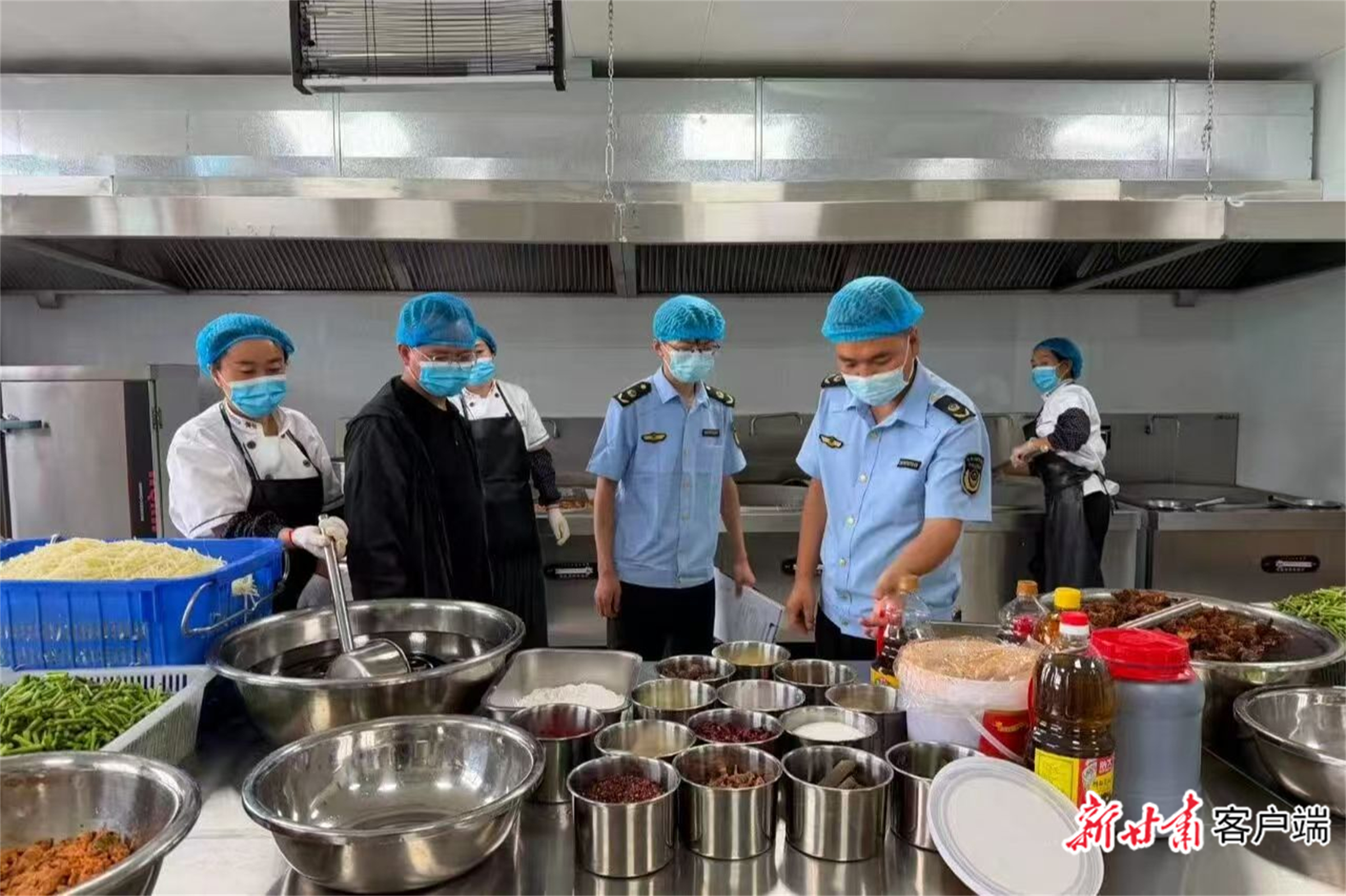 开学日家长目送孩子进校,校园周边15起食品案同期被查