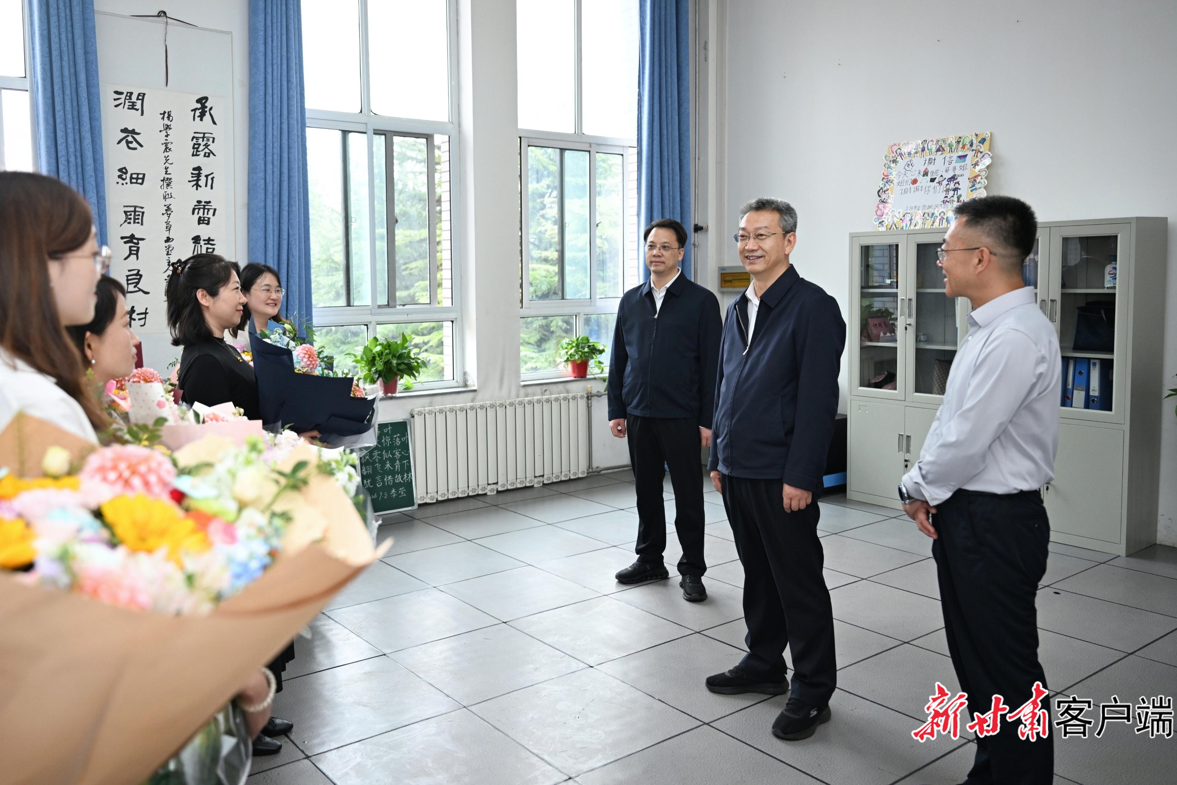 孔绍逊在兰州市东郊学校调研并看望慰问教师代表
