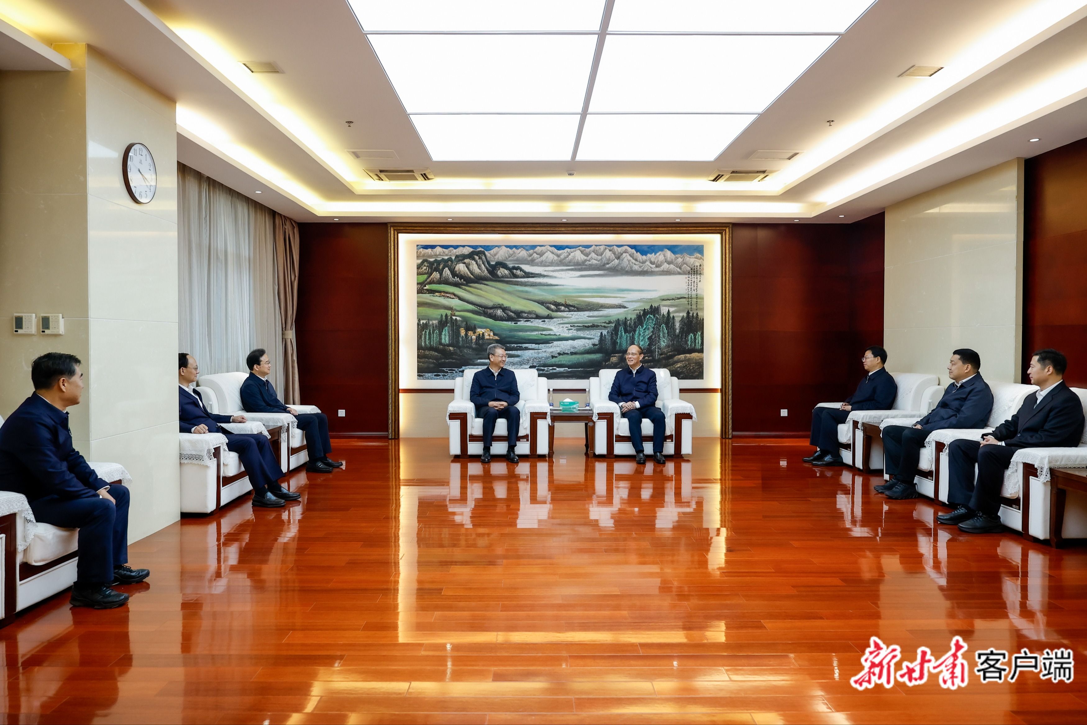 吴晓军在省人大常委会省政府省政协机关走访