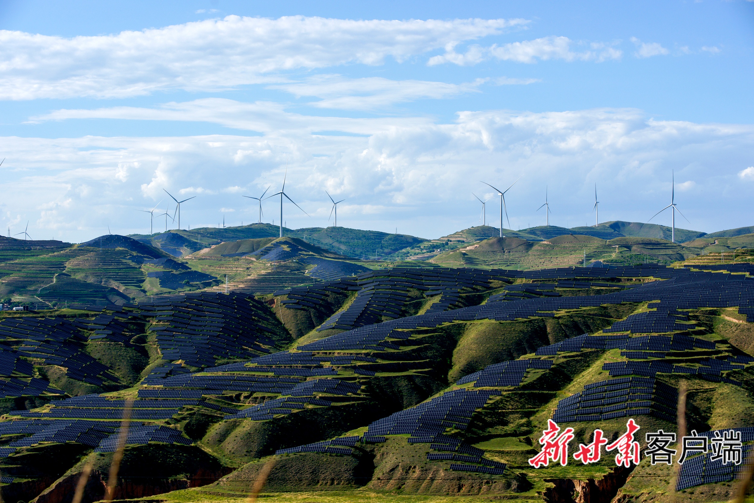 通渭:“风光互补”绘就黄土高原新画卷-张(50432359)-20261022072154